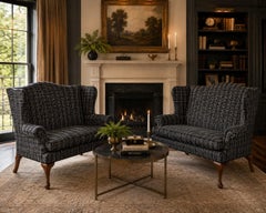 Ein Paar englische Queen Anne Style Wingback Loveseats gepolstert in Plaid Fabric