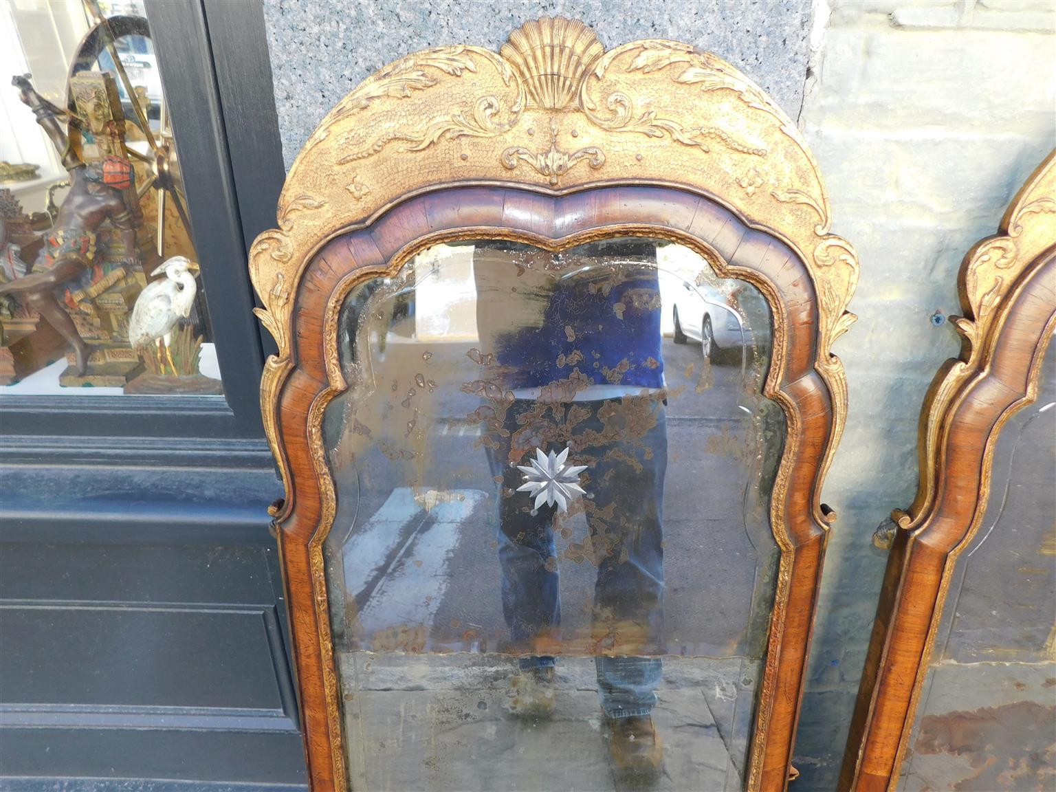 Début du XVIIIe siècle Paire de miroirs muraux en noyer doré avec coquilles et figures, vers 1720, de style Queen Anne en vente