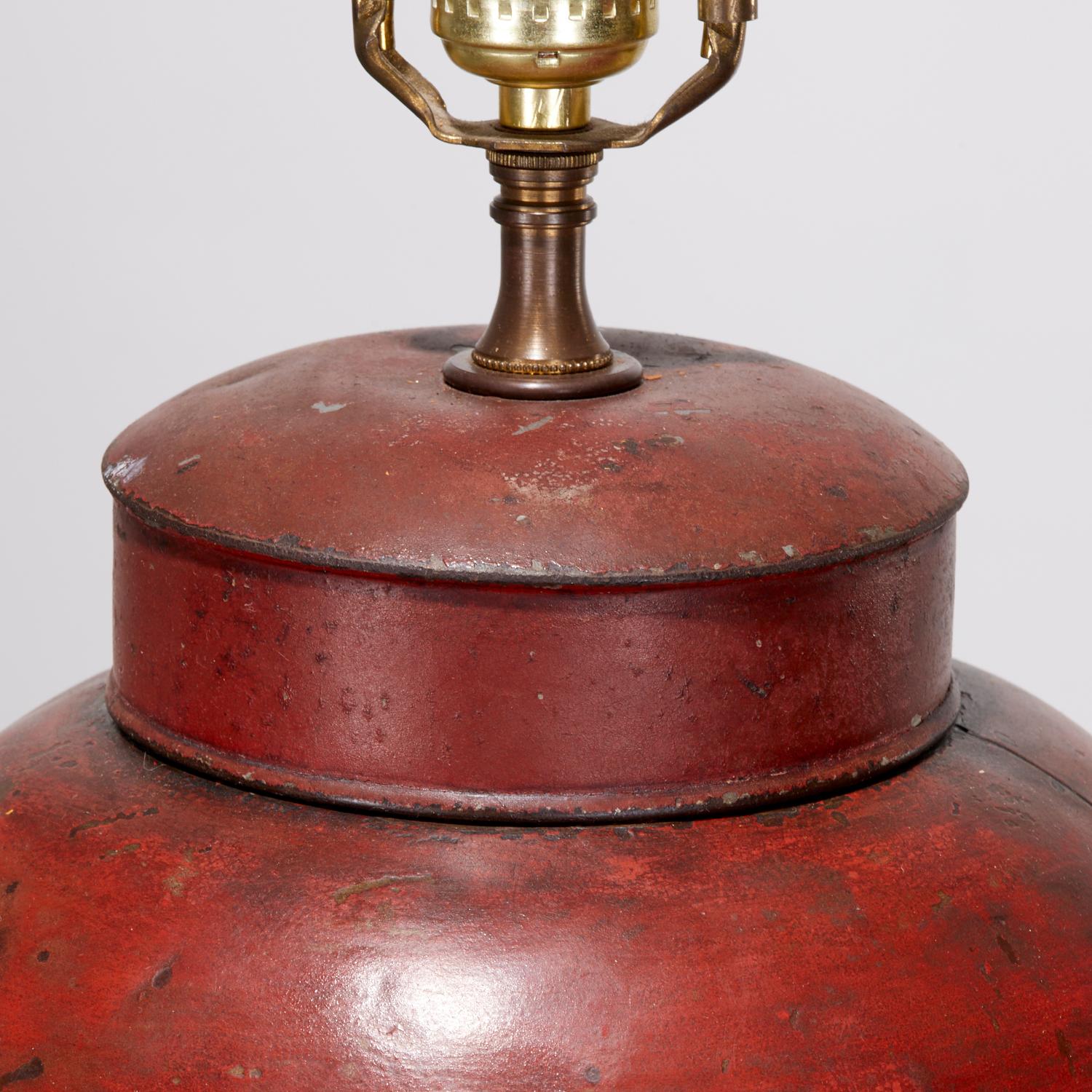 Coppia di lampade da tè inglesi in tole peinte rosse con paesaggi orientaleggianti In condizioni buone in vendita a Morristown, NJ