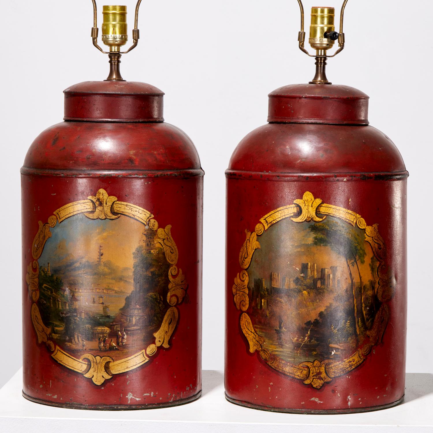 Ottone Coppia di lampade da tè inglesi in tole peinte rosse con paesaggi orientaleggianti in vendita