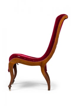 Paar englische Sessel ohne Armlehne aus rotem Samt und Wandteppich mit Fransen aus Eichenholz