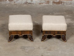Paar englische Regency-Fußhocker aus dem 19. Jahrhundert mit geschnitzten Füßen und vergoldeter Verzierung