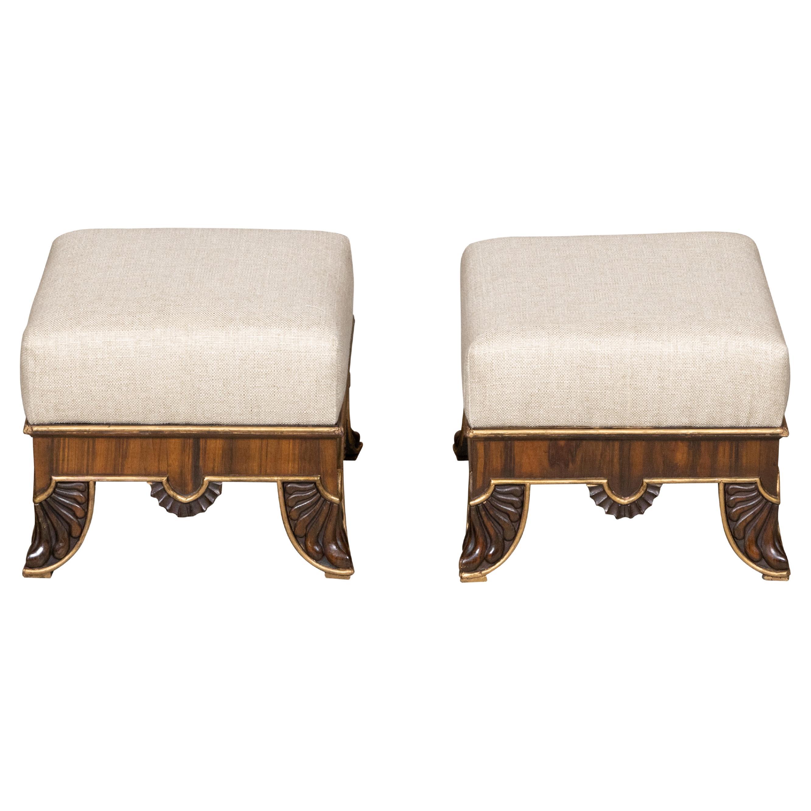 Paire de tabourets de style Régence anglaise du 19ème siècle avec pieds sculptés et garniture dorée