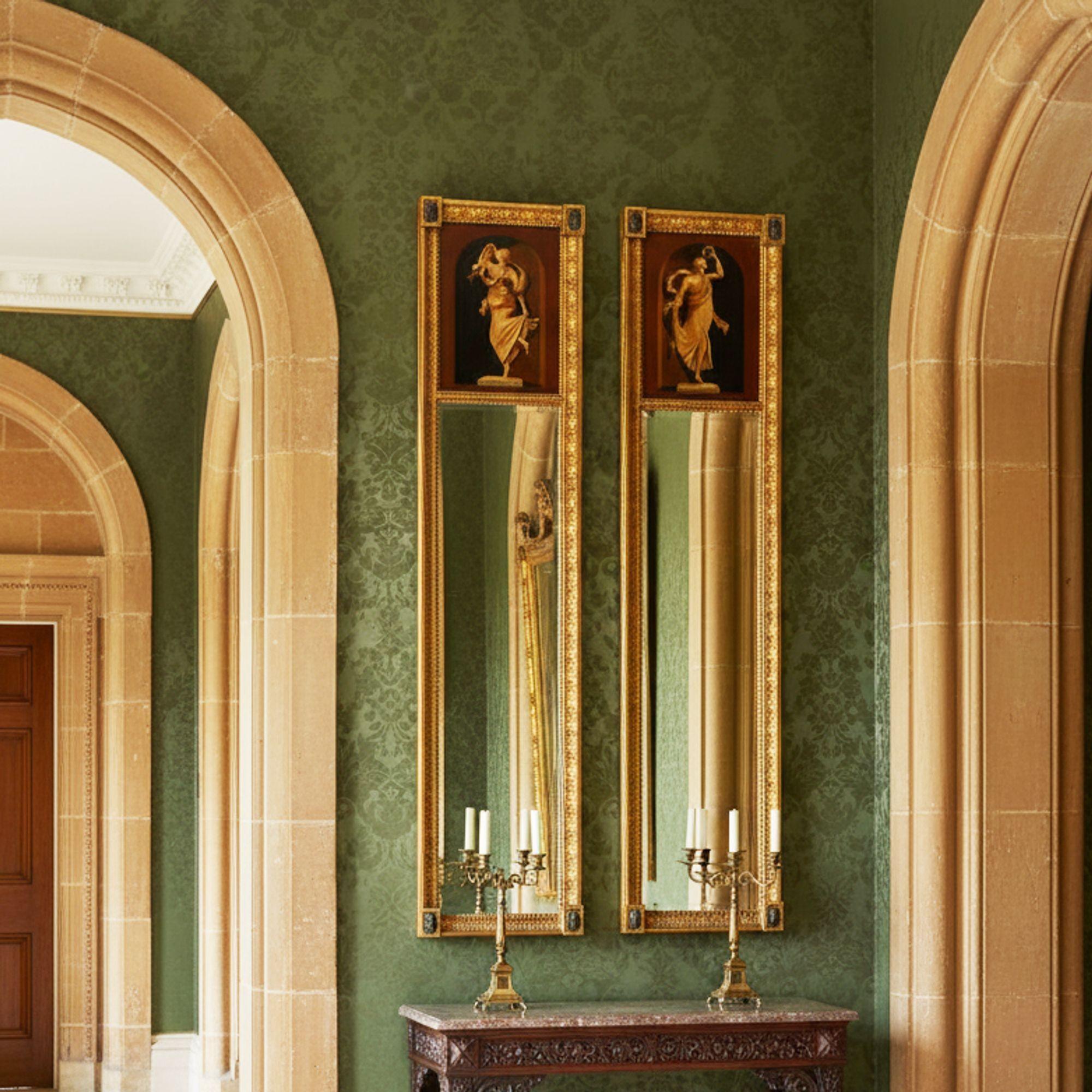 PAIRE DE MIROIRS DE STYLE RÉGENCE AVEC PANNEAUX PEINTS EN GRISAILLE
Angleterre, vers 1810-30

74 7/8