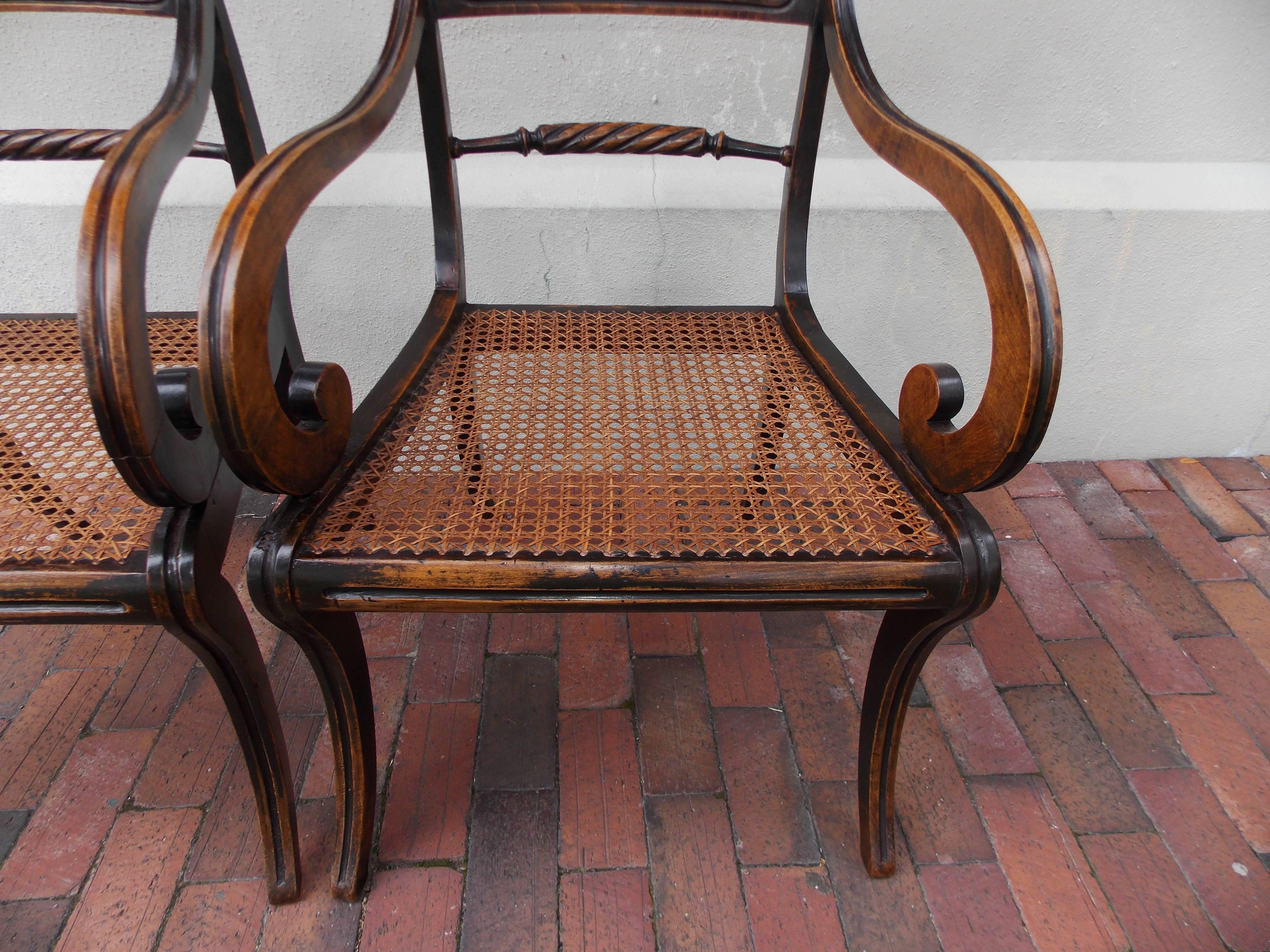 Paar schwarz lackierte englische Regency-Sessel mit Rohrsesseln, um 1815 (Kiefernholz) im Angebot