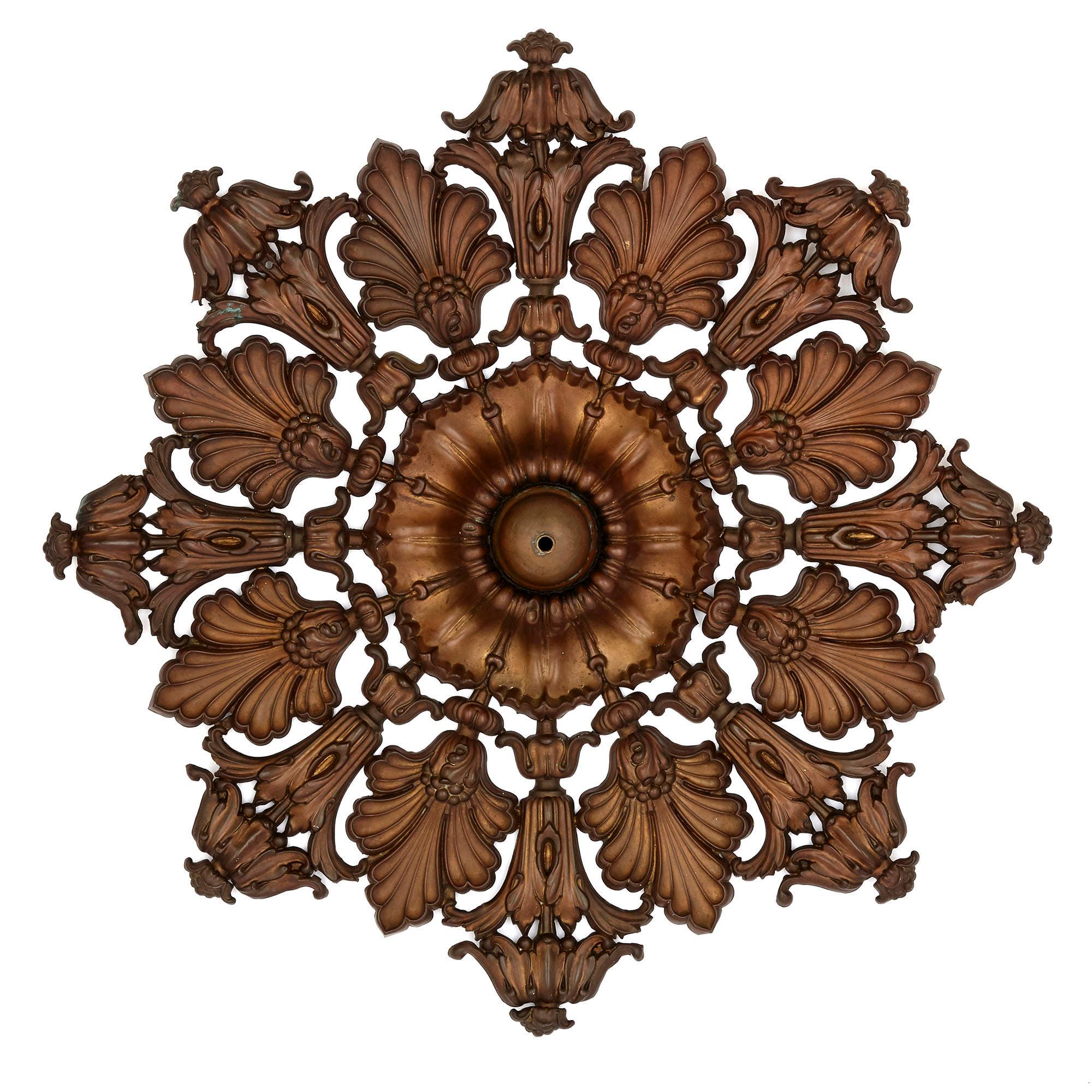 Paire de rosaces de plafond décoratives en laiton de style Régence anglaise
Anglais, vers 1830
Mesures : Profondeur 12cm, diamètre 92cm

Chaque rosace de cette paire est fabriquée en laiton, qui a été doucement doré pour produire une patine