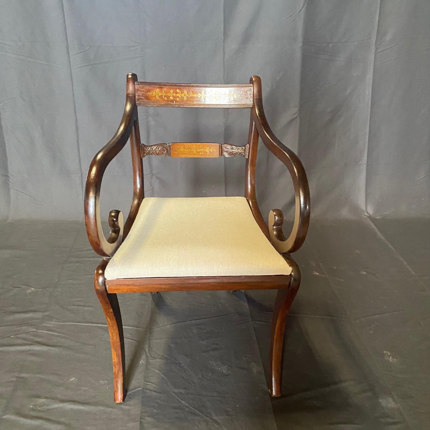 Una superba coppia britannica di poltrone da pranzo Regency Revival intarsiate in ottone,  magistralmente realizzati a mano con intarsi decorativi in ottone sui dorsi in un bellissimo mogano massiccio a fiamma.  Sedute  sono state rivestite di