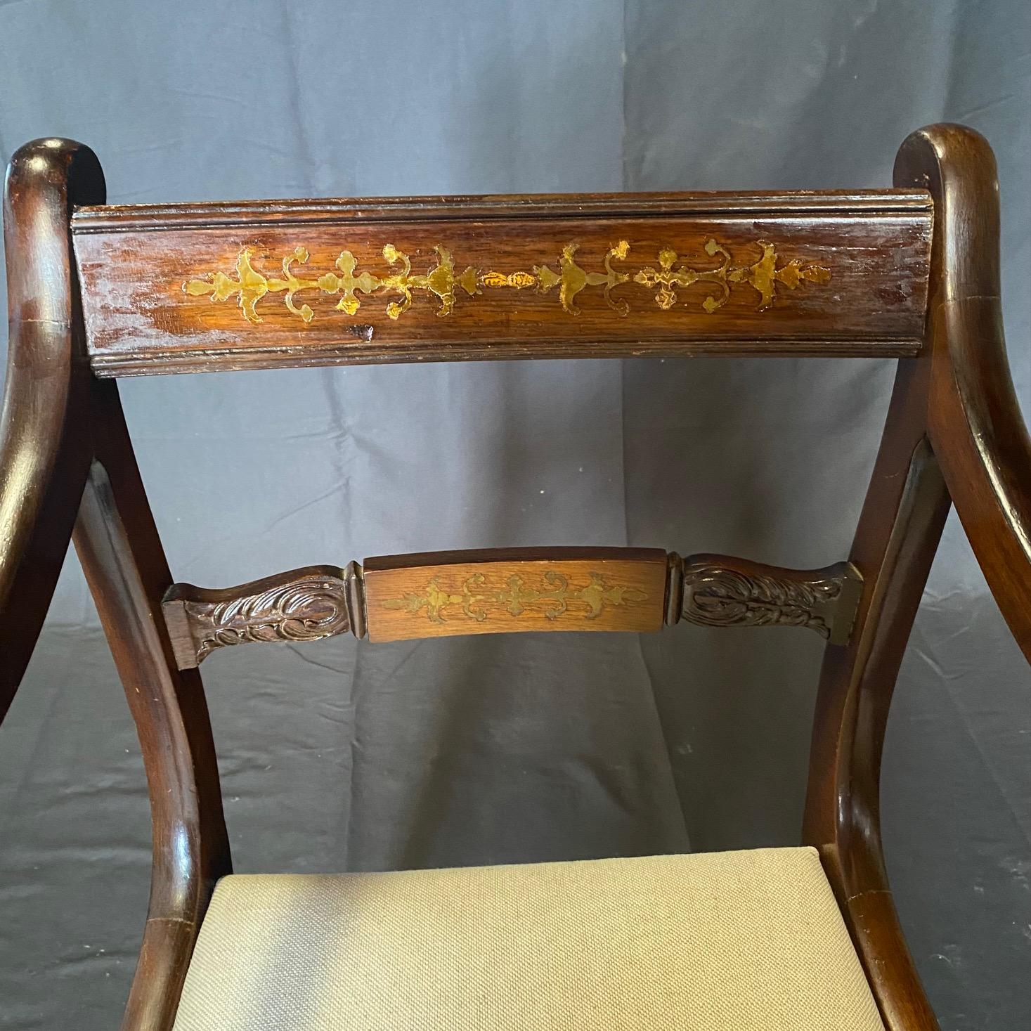 Neo-Regency Coppia di poltrone da pranzo inglesi Regency con schienale intarsiato in ottone in vendita