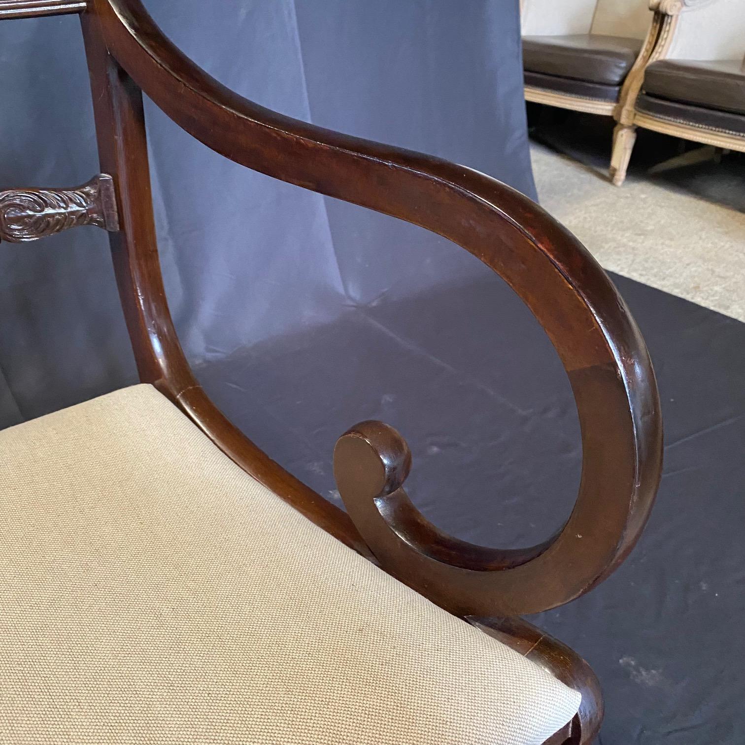 Inglese Coppia di poltrone da pranzo inglesi Regency con schienale intarsiato in ottone in vendita