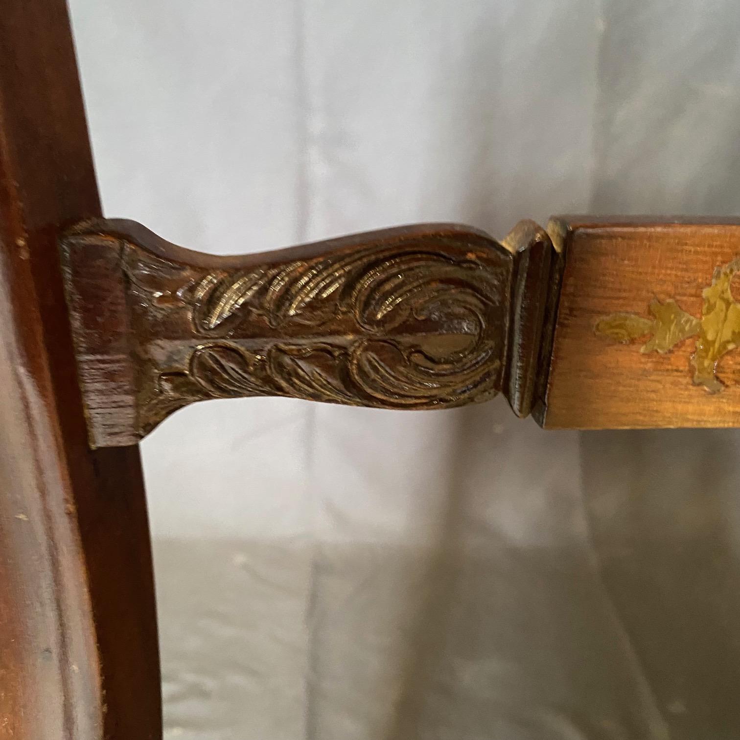 Intarsio Coppia di poltrone da pranzo inglesi Regency con schienale intarsiato in ottone in vendita