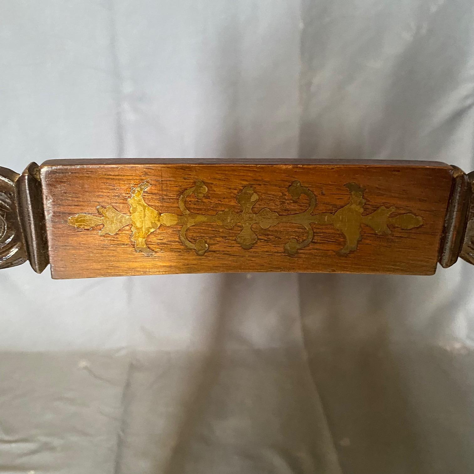 Coppia di poltrone da pranzo inglesi Regency con schienale intarsiato in ottone In condizioni buone in vendita a Hopewell, NJ