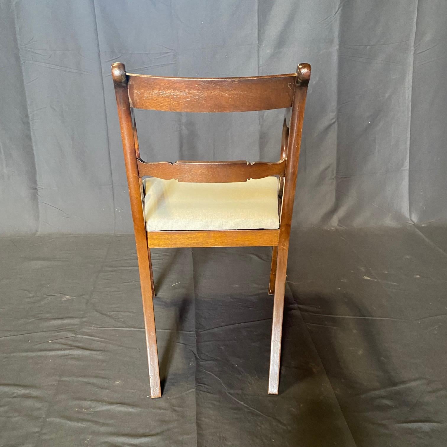 Ottone Coppia di poltrone da pranzo inglesi Regency con schienale intarsiato in ottone in vendita