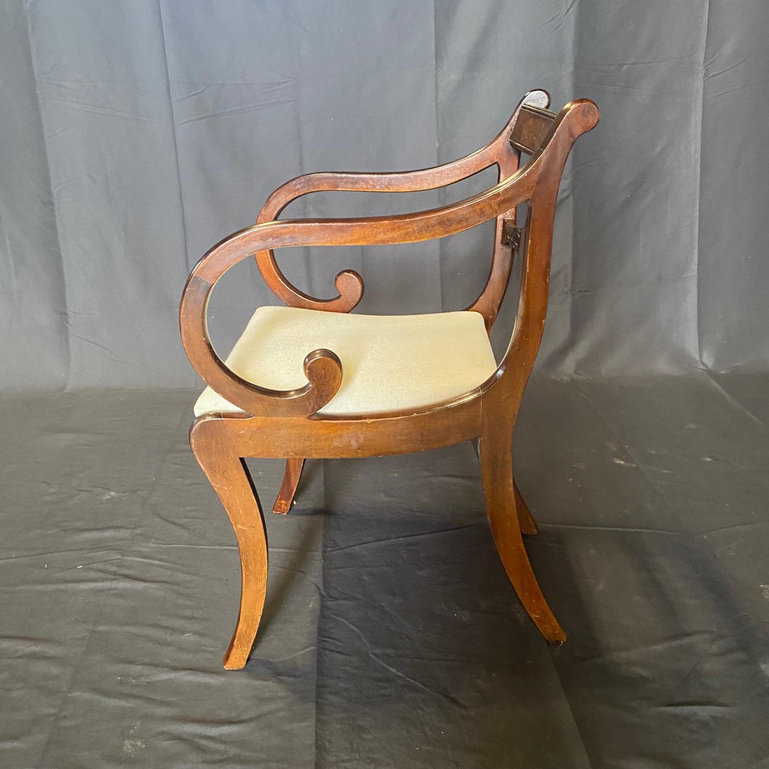 Coppia di poltrone da pranzo inglesi Regency con schienale intarsiato in ottone in vendita 1