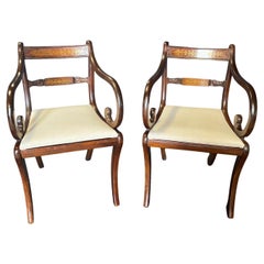 Paire de fauteuils de salle à manger Regency en laiton à dossier incrusté