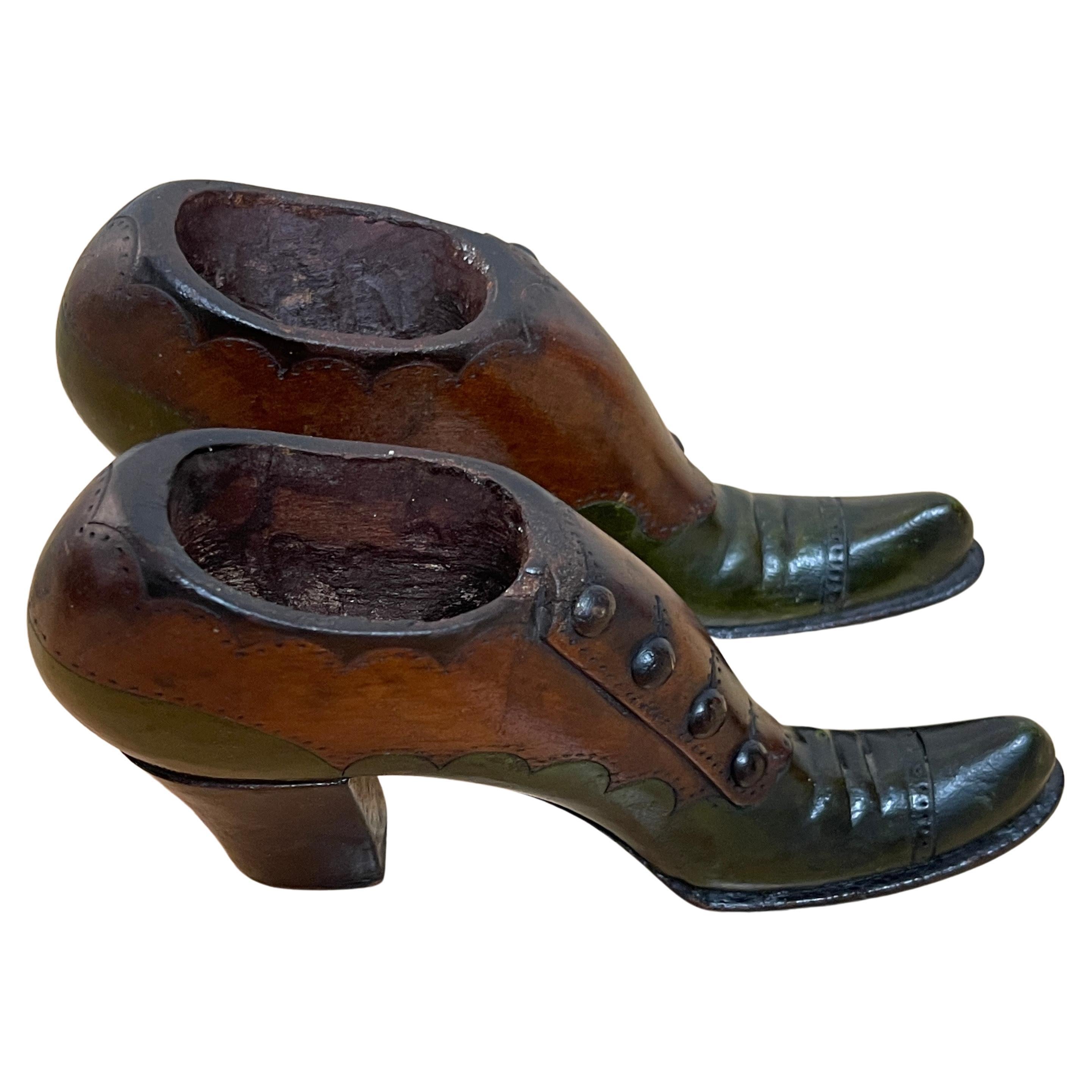 Paire d'échantillons/modèles de bottes en cuir de vendeur en bois dur sculpté de style Régence anglaise.
Angleterre, vers 1820

Remarquable exemple intact d'une paire d'échantillons de bottes de vendeur en cuir en bois dur sculpté et polychromé. La