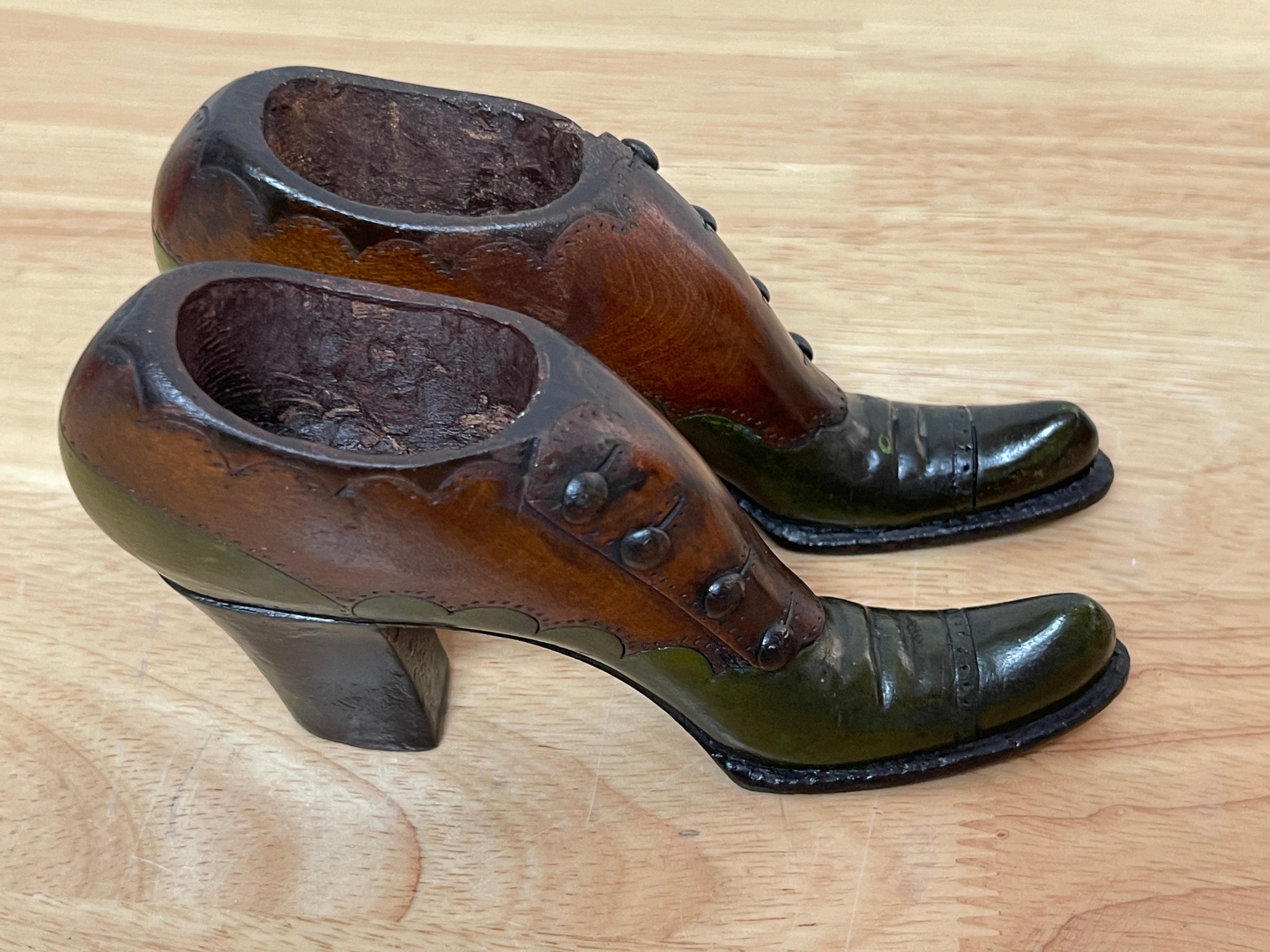Regency Paire d'échantillons/modèles de bottes en cuir pour vendeurs en bois dur sculpté de style Régence anglaise en vente