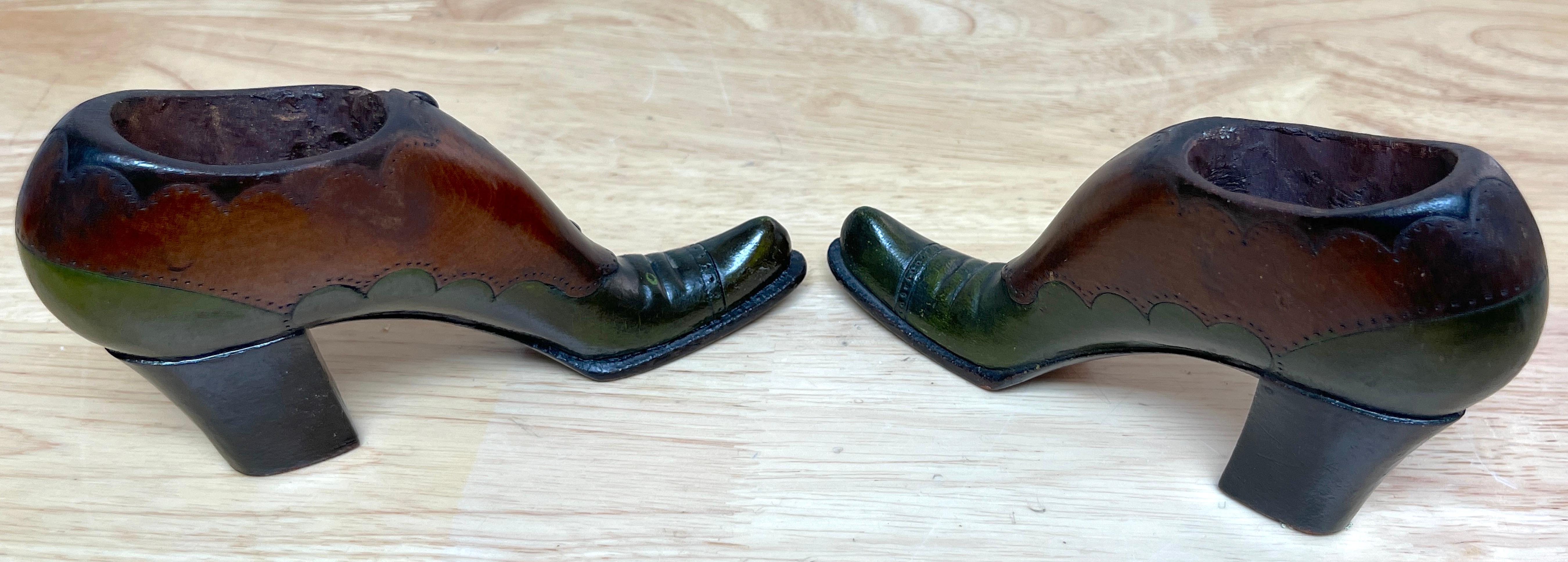Anglais Paire d'échantillons/modèles de bottes en cuir pour vendeurs en bois dur sculpté de style Régence anglaise en vente