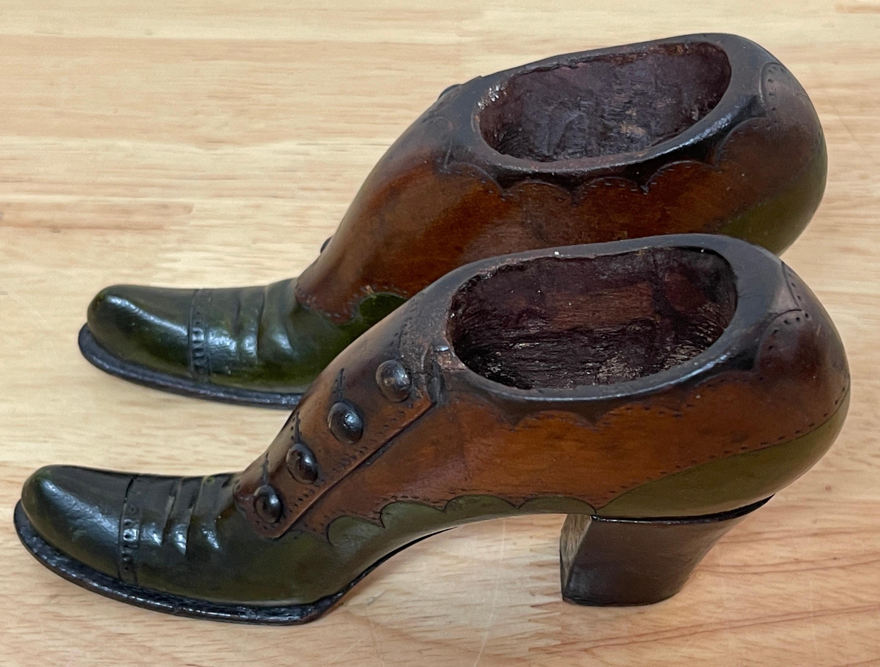Sculpté à la main Paire d'échantillons/modèles de bottes en cuir pour vendeurs en bois dur sculpté de style Régence anglaise en vente