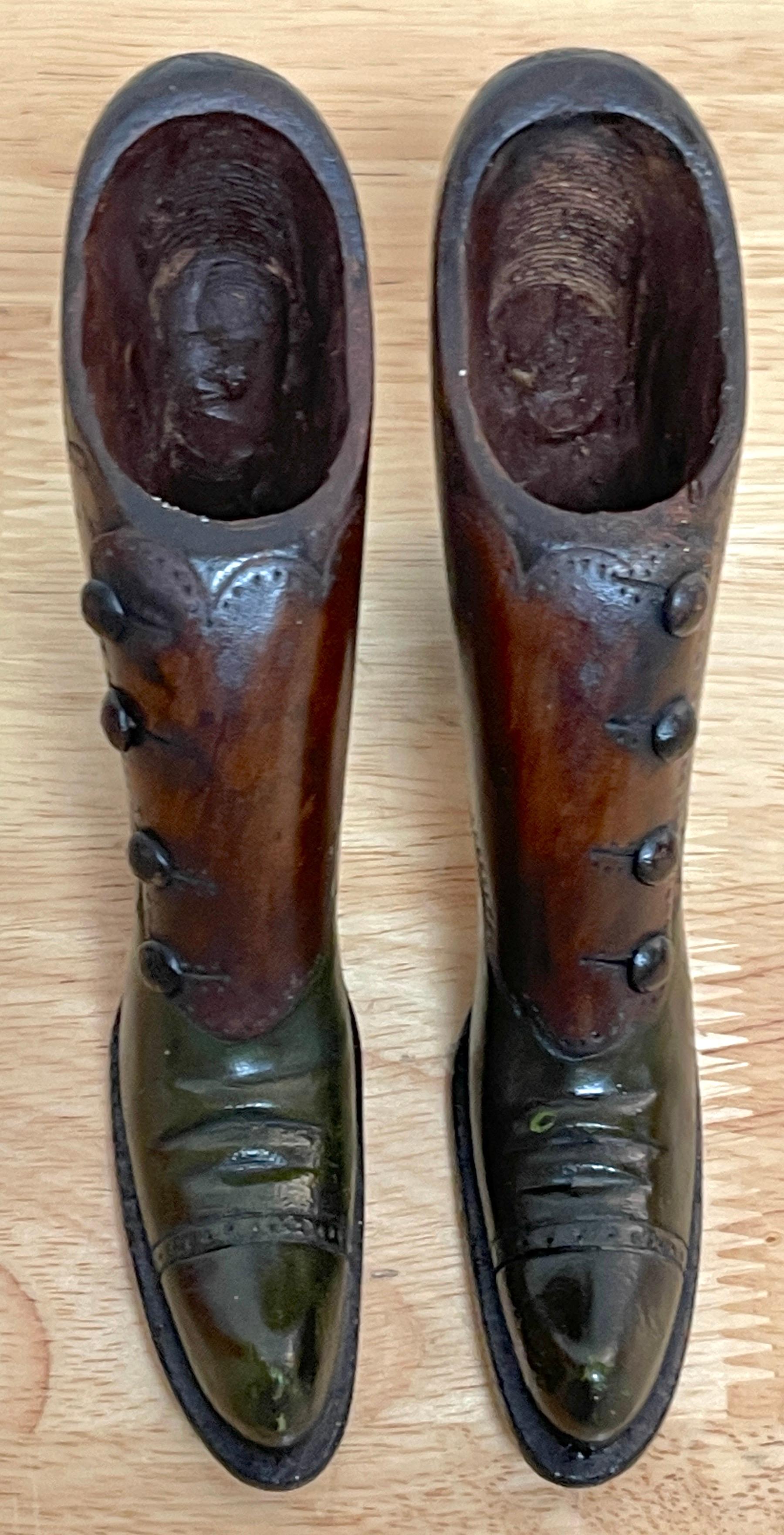 Paire d'échantillons/modèles de bottes en cuir pour vendeurs en bois dur sculpté de style Régence anglaise Bon état - En vente à West Palm Beach, FL