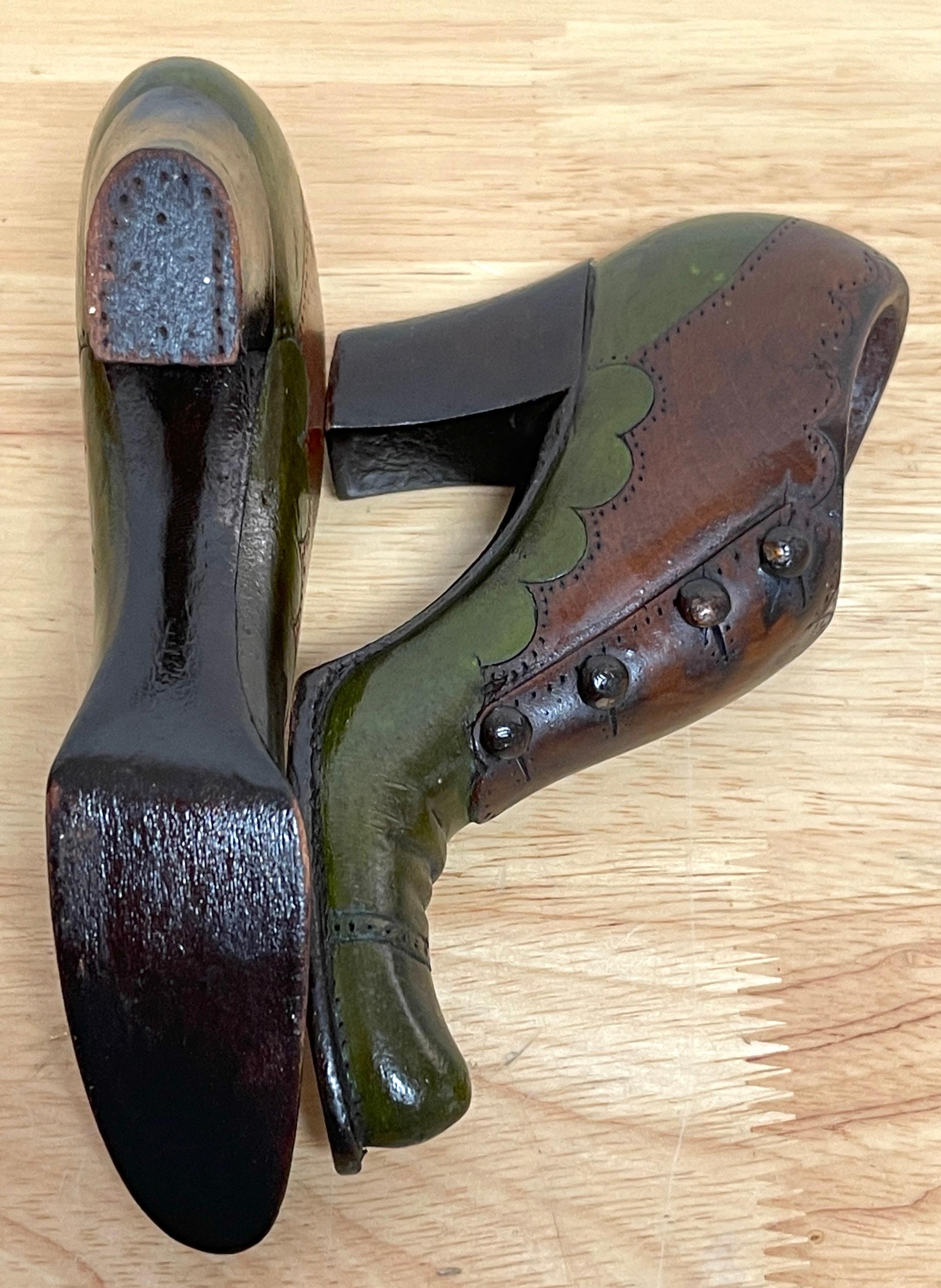 Paire d'échantillons/modèles de bottes en cuir pour vendeurs en bois dur sculpté de style Régence anglaise en vente 1