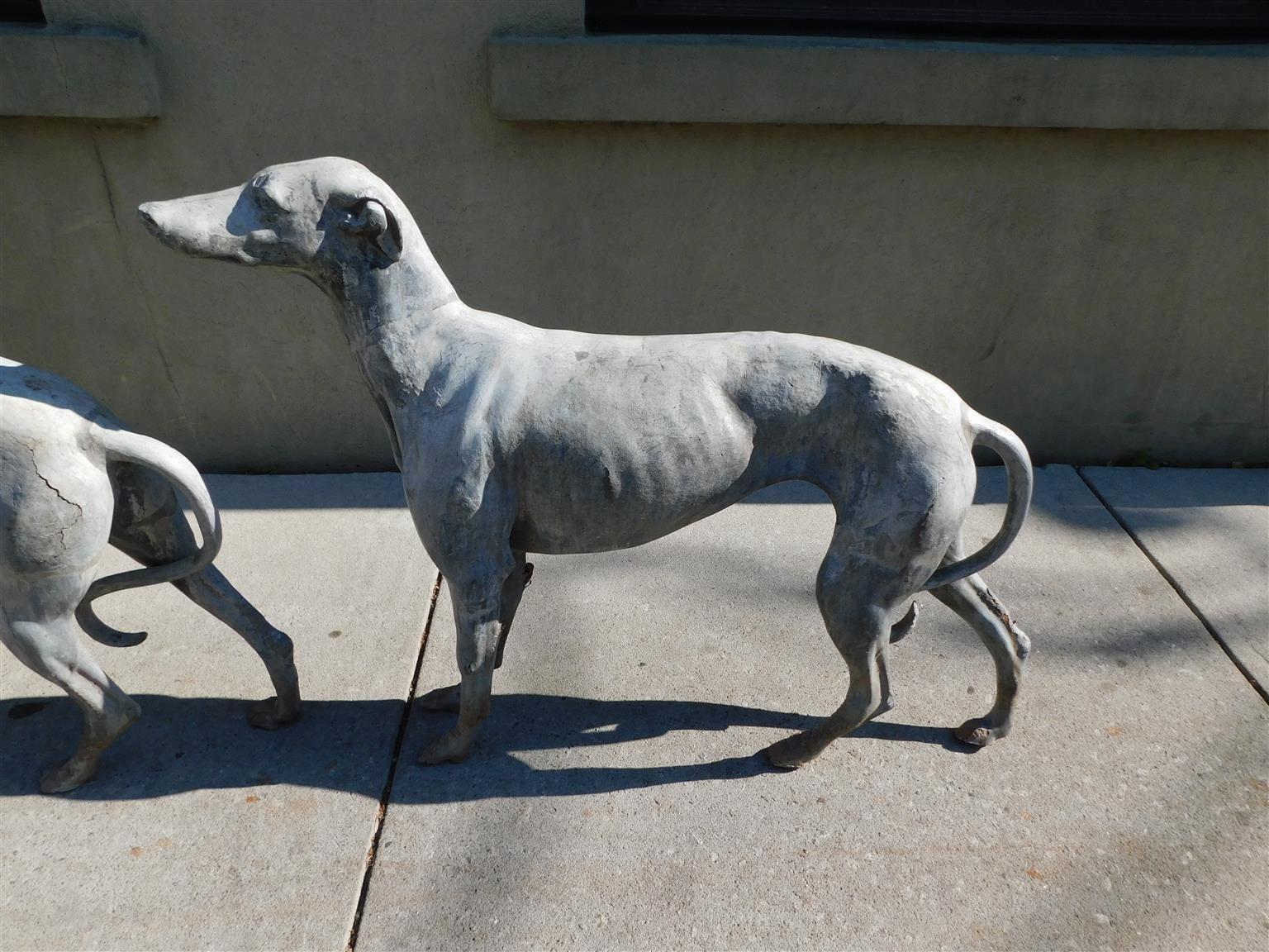 Paire de figurines de jardin de style Régence anglaise en plomb coulé, avec lévriers et chiens de chasse, vers 1815 Bon état - En vente à Hollywood, SC