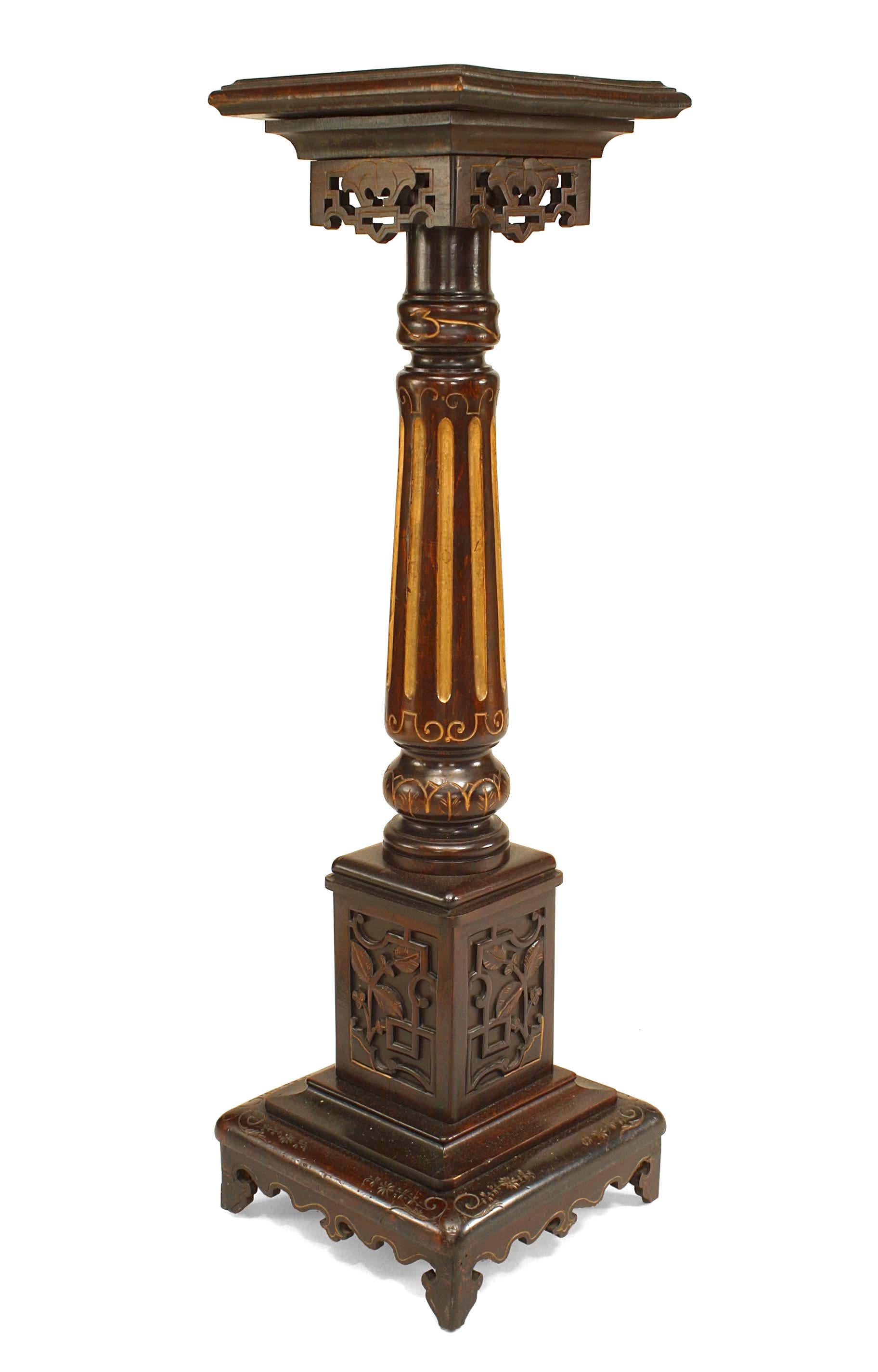 PAR de pedestales de columna estriada de estilo Regencia inglés (s. XIX), de caoba y guarnición dorada, con delantal calado y parte superior cuadrada.

Estado: Bueno; Desgaste acorde con la edad y el uso