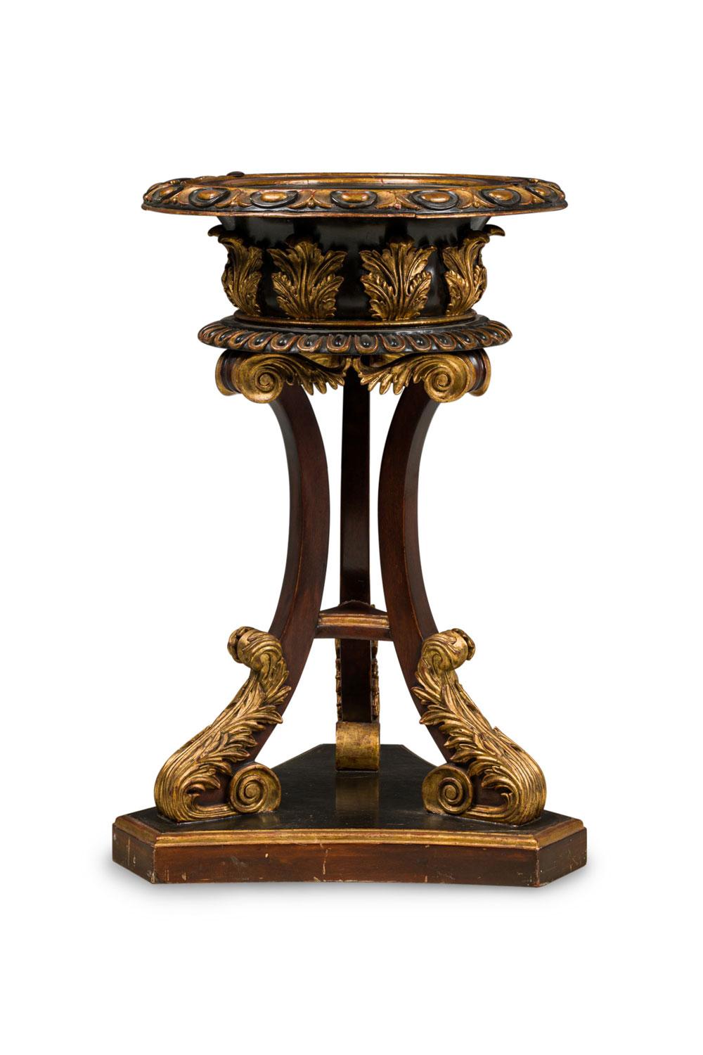 COPPIA di felci in stile Regency inglese (fine del XIX secolo), dipinte di nero e intagliate in oro, che poggiano su una base di gambe a tre volute collegate a una piattaforma.(PREZZO A COPPIA)