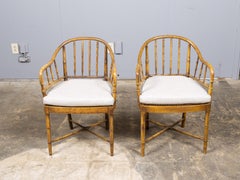 Coppia di poltrone inglesi Regency in finto bambù con sedute a canne e cuscini