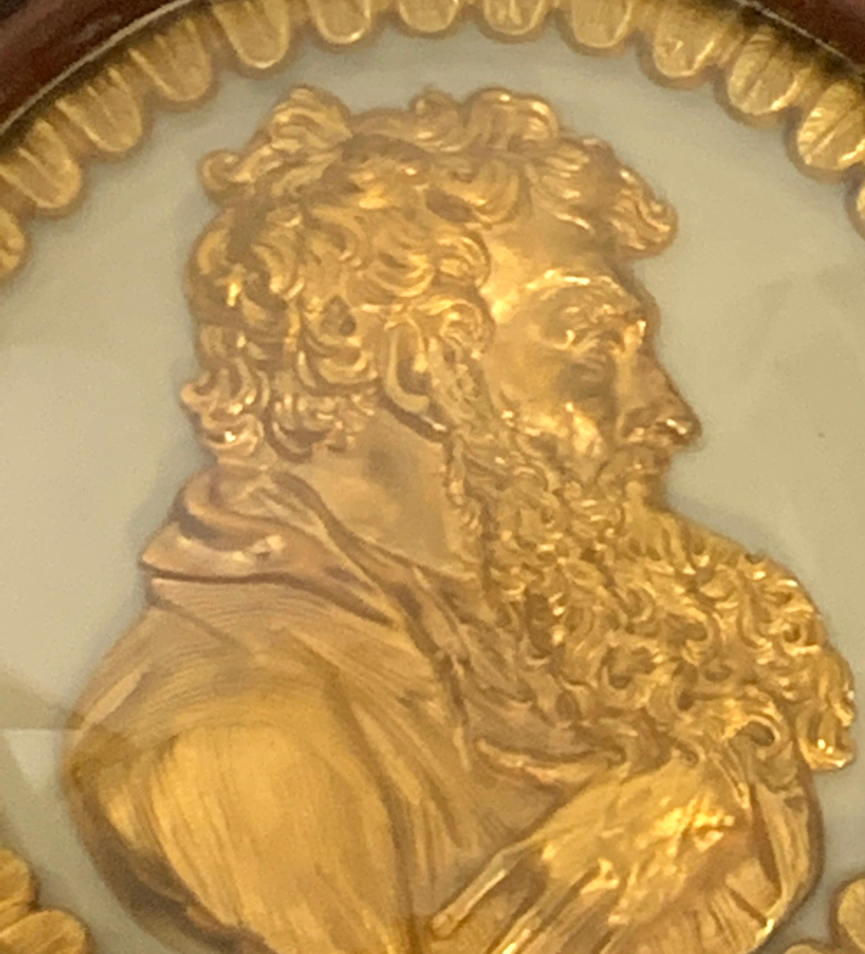 Regency Paire de plaques de portraits de Saint-Paul et Socrate encadrées en bronze doré de style Régence anglaise