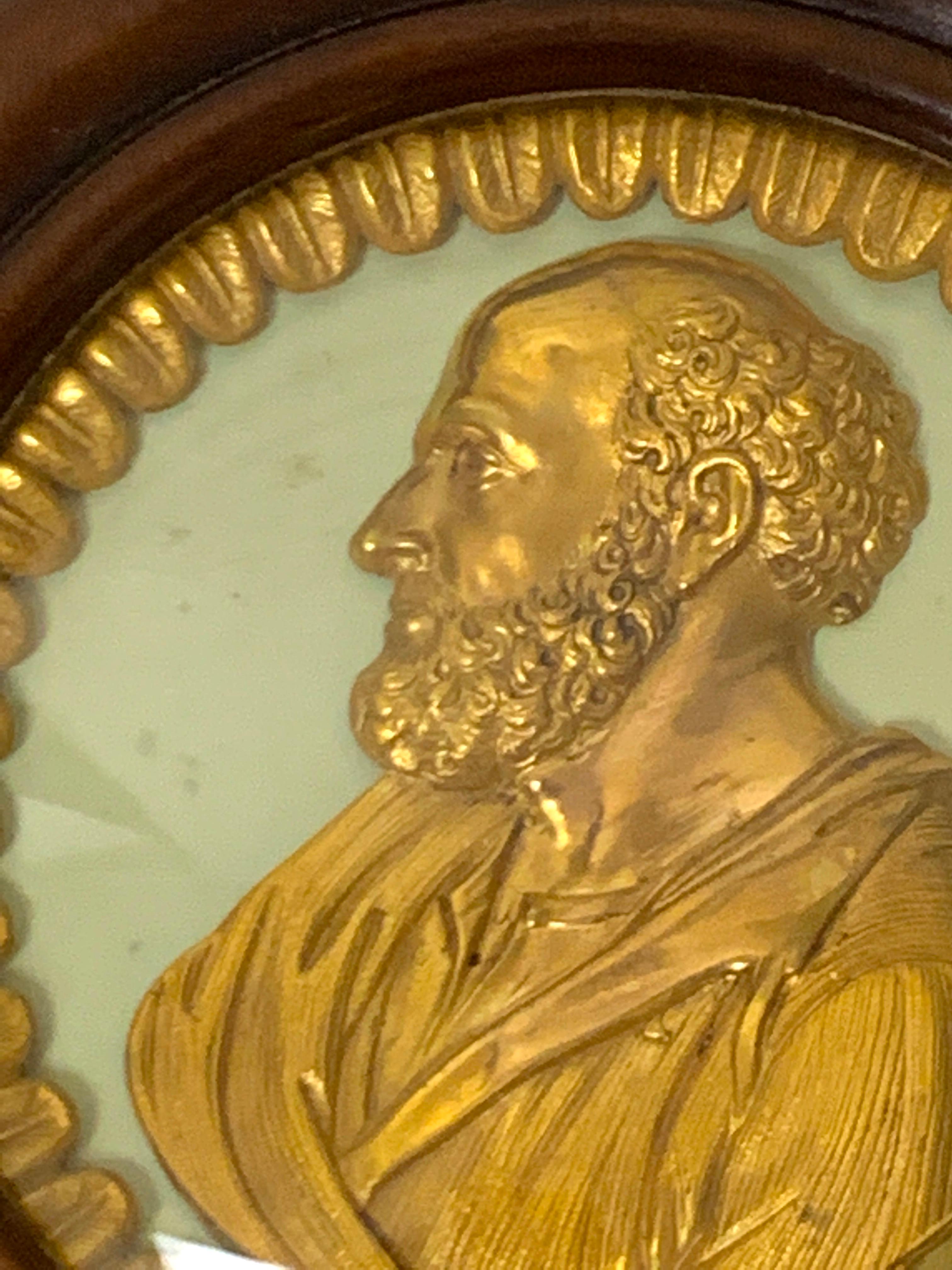 Paar gerahmte englische Regency-Ormolu-Porträtplaketten von St. Paul und Sokrates (Glas) im Angebot