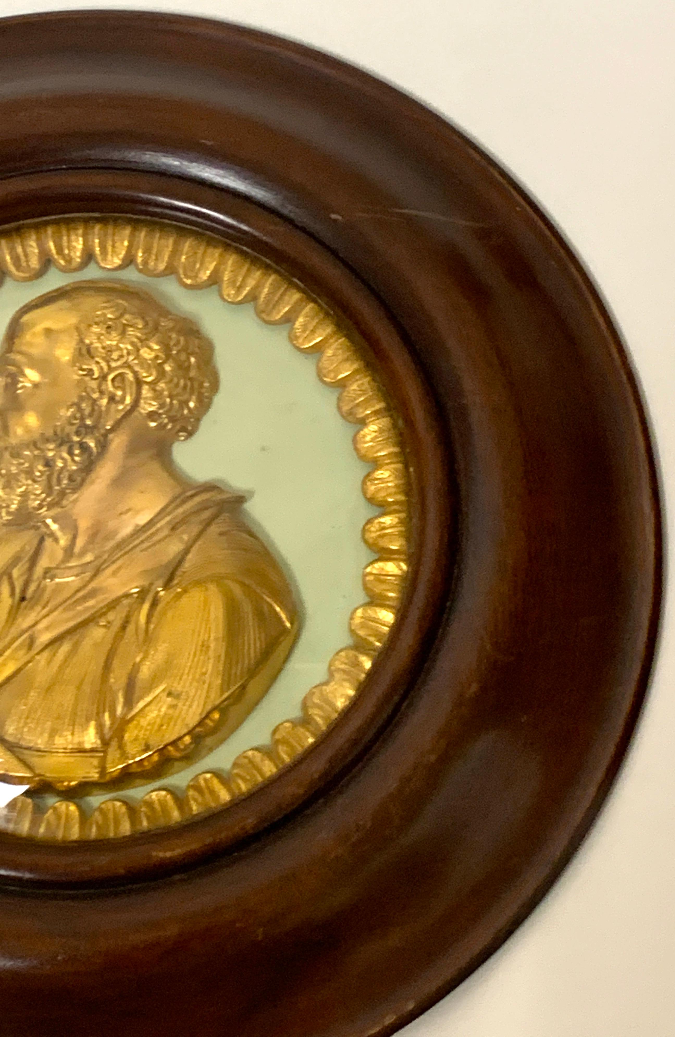 Paar gerahmte englische Regency-Ormolu-Porträtplaketten von St. Paul und Sokrates 1