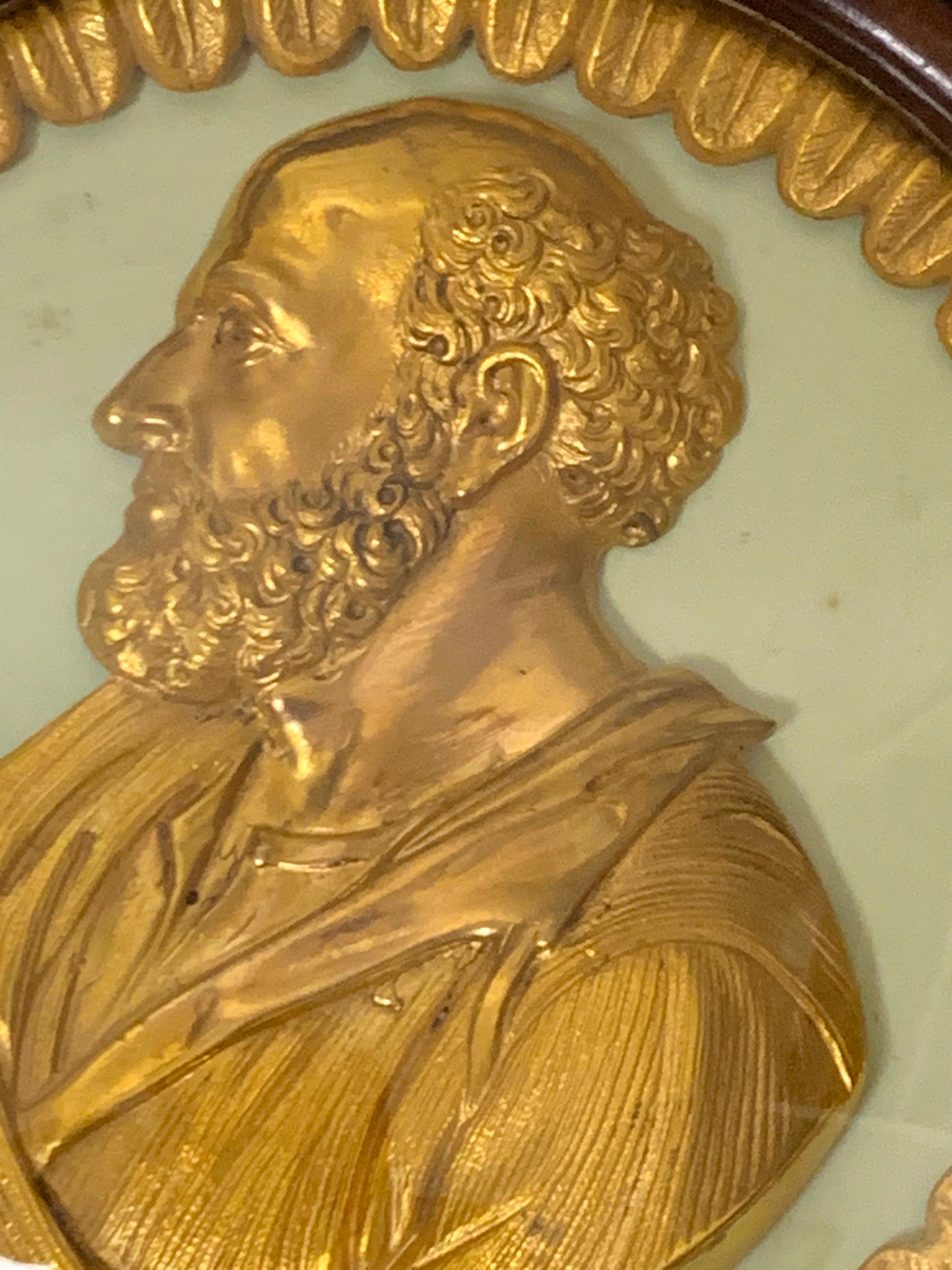 Paire de plaques de portraits de Saint-Paul et Socrate encadrées en bronze doré de style Régence anglaise 1