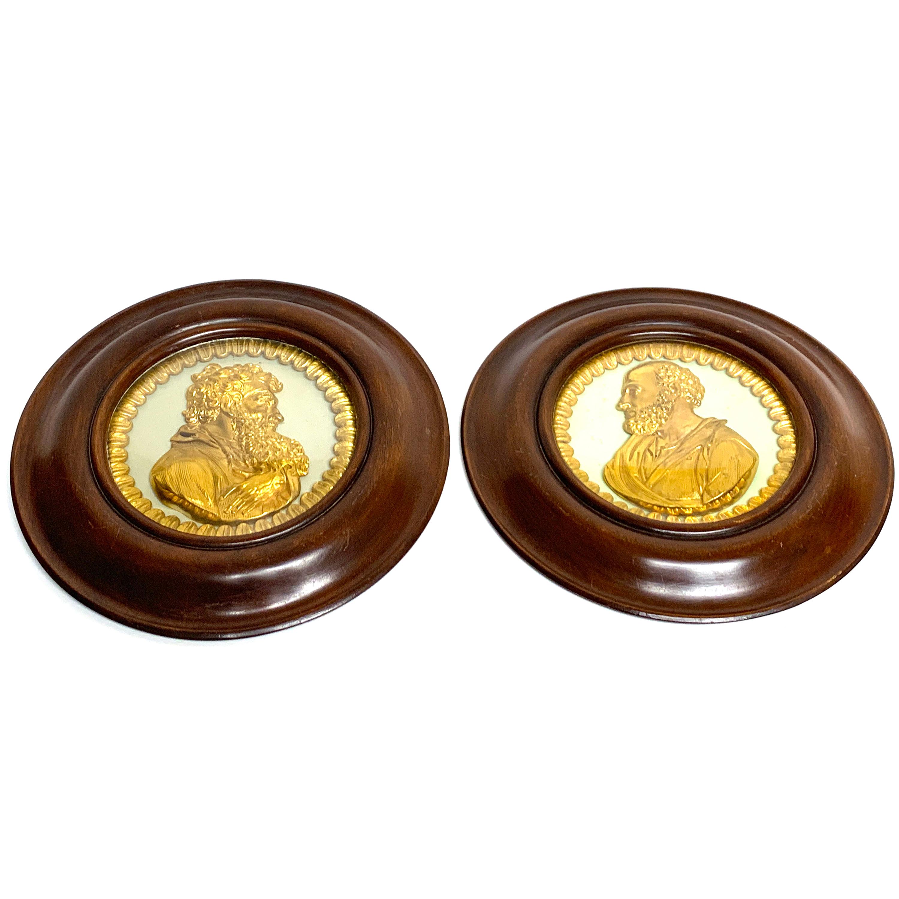 Paire de plaques de portraits de Saint-Paul et Socrate encadrées en bronze doré de style Régence anglaise