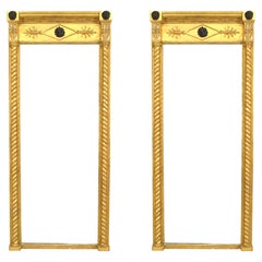 Paire de miroirs muraux de style Régence anglaise avec masque doré et corniche de lion