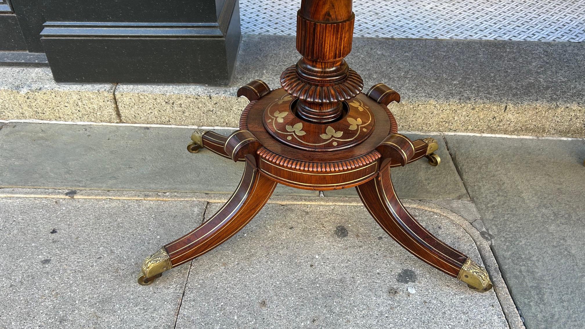 Paire de tables à cartes en bois de roi et vigne incrustée de laiton, C.I.C., de style Régence anglaise en vente 2