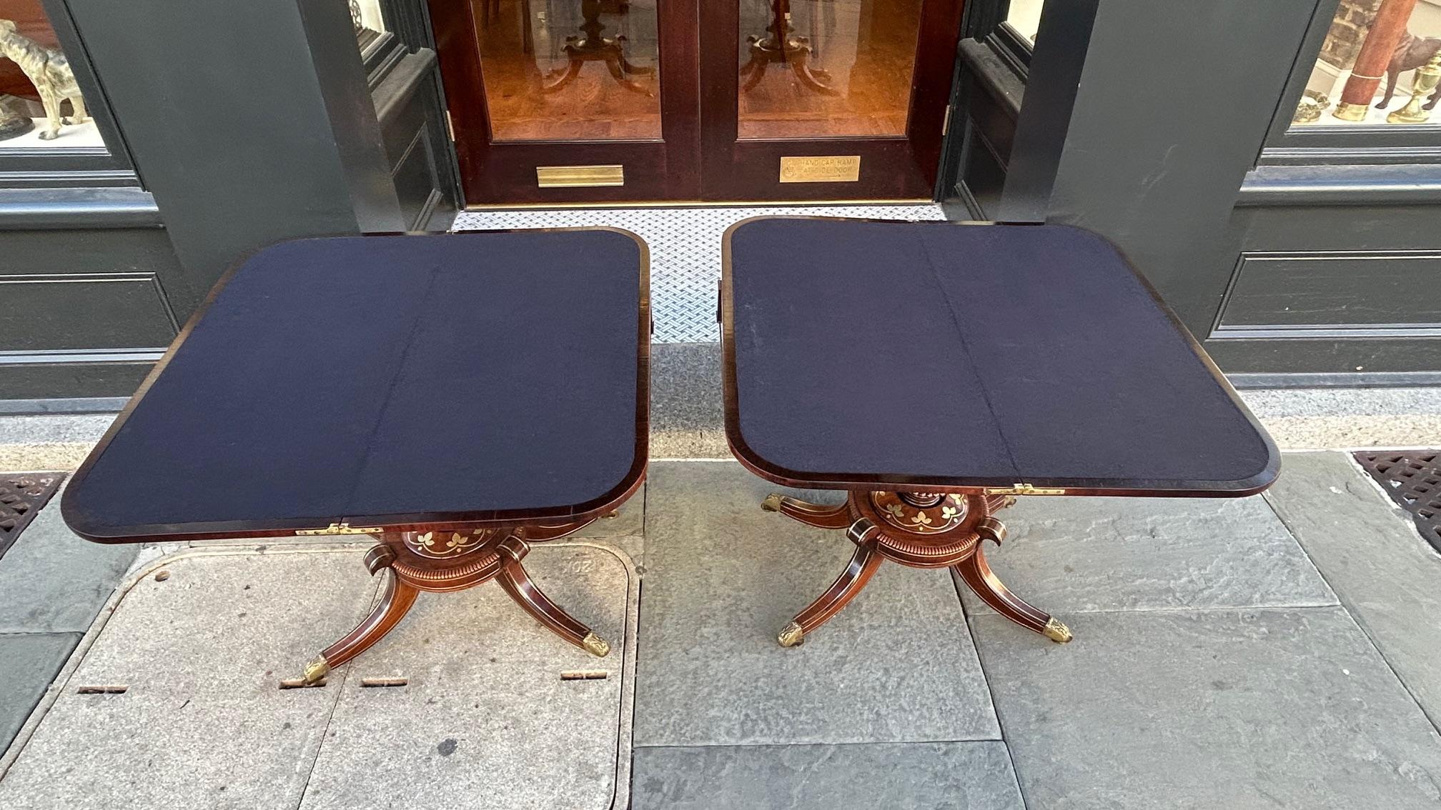 Paire de tables à cartes en bois de roi et vigne incrustée de laiton, C.I.C., de style Régence anglaise en vente 5