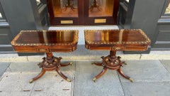 Pareja de mesas de cartas inglesas de la Regencia de madera de rey y latón con incrustaciones de follaje de vid, c 1810