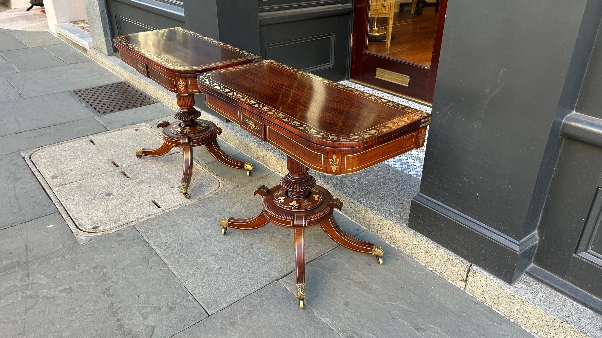 Anglais Paire de tables à cartes en bois de roi et vigne incrustée de laiton, C.I.C., de style Régence anglaise en vente
