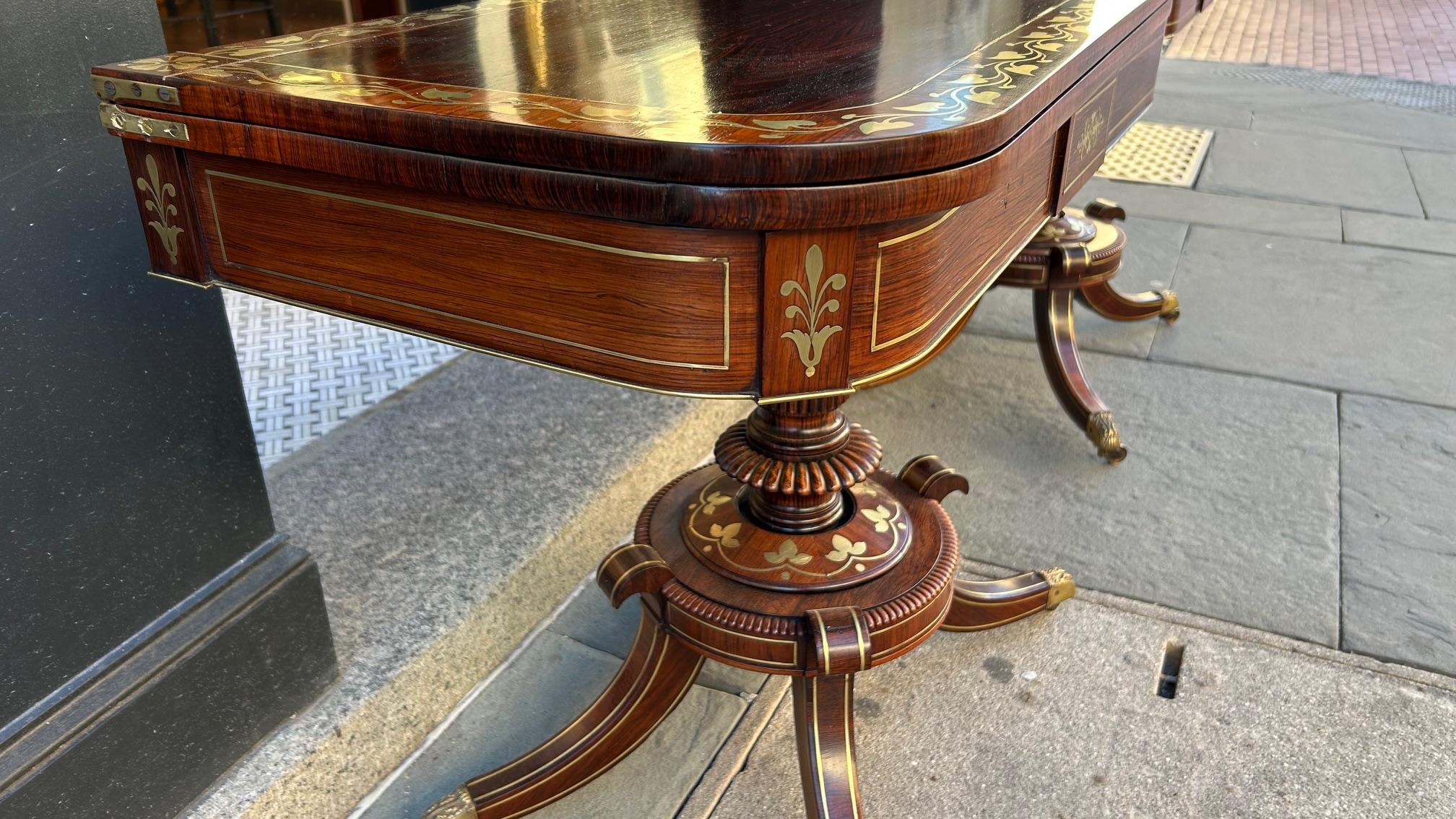 Début du XIXe siècle Paire de tables à cartes en bois de roi et vigne incrustée de laiton, C.I.C., de style Régence anglaise en vente
