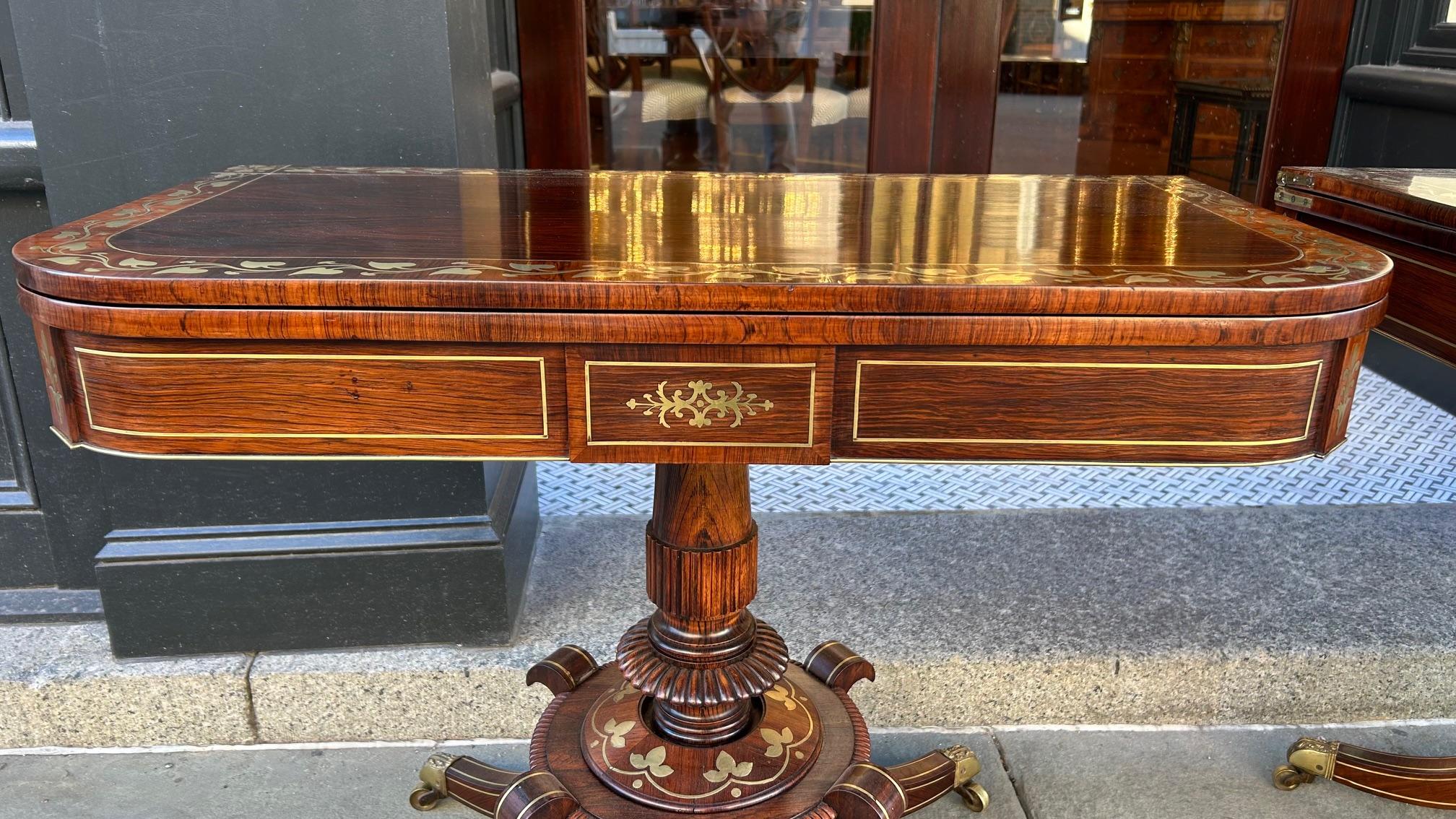 Laiton Paire de tables à cartes en bois de roi et vigne incrustée de laiton, C.I.C., de style Régence anglaise en vente