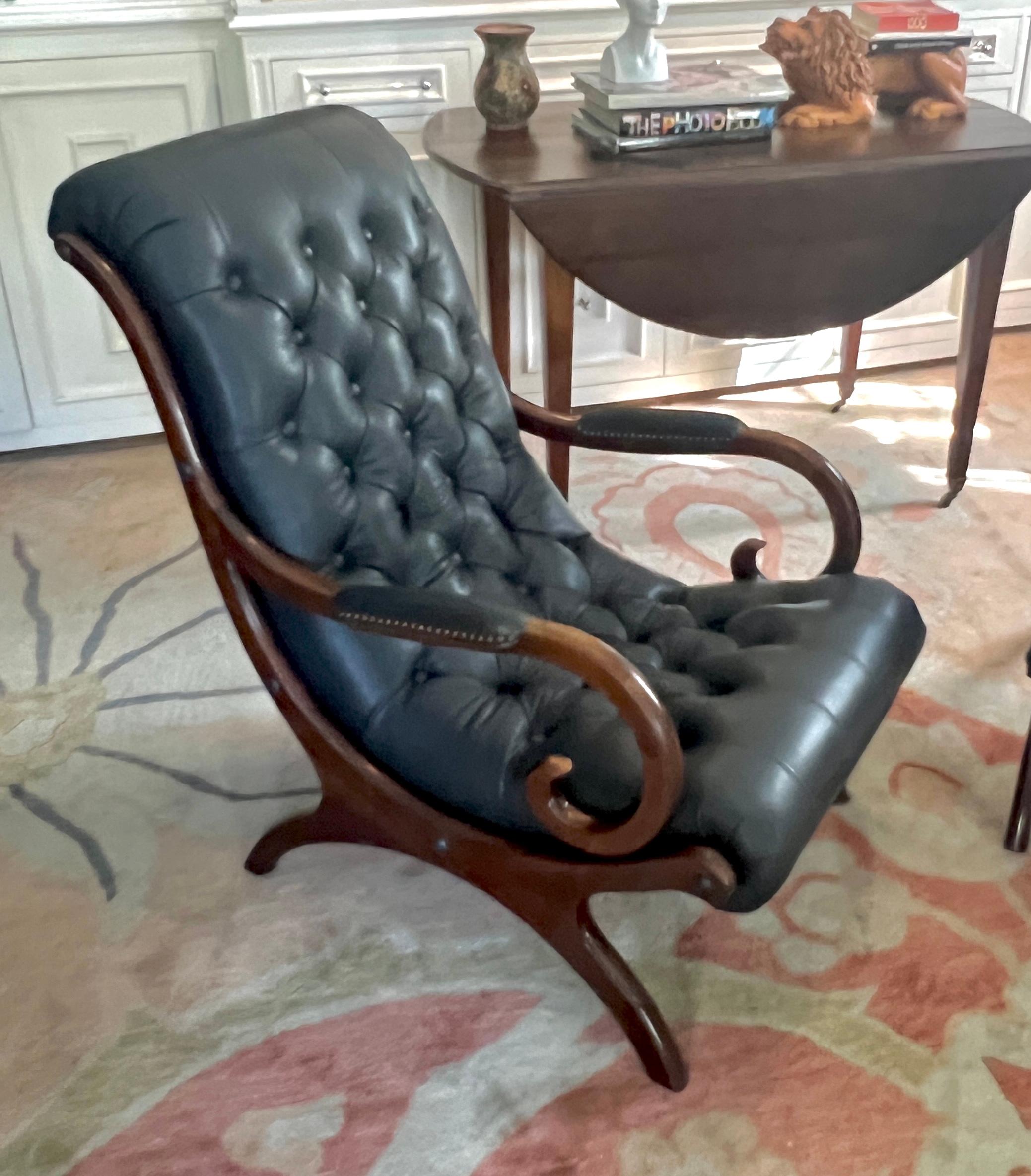Paar englische Regency-Lolling-Stühle aus getuftetem grauem Leder im Angebot 4