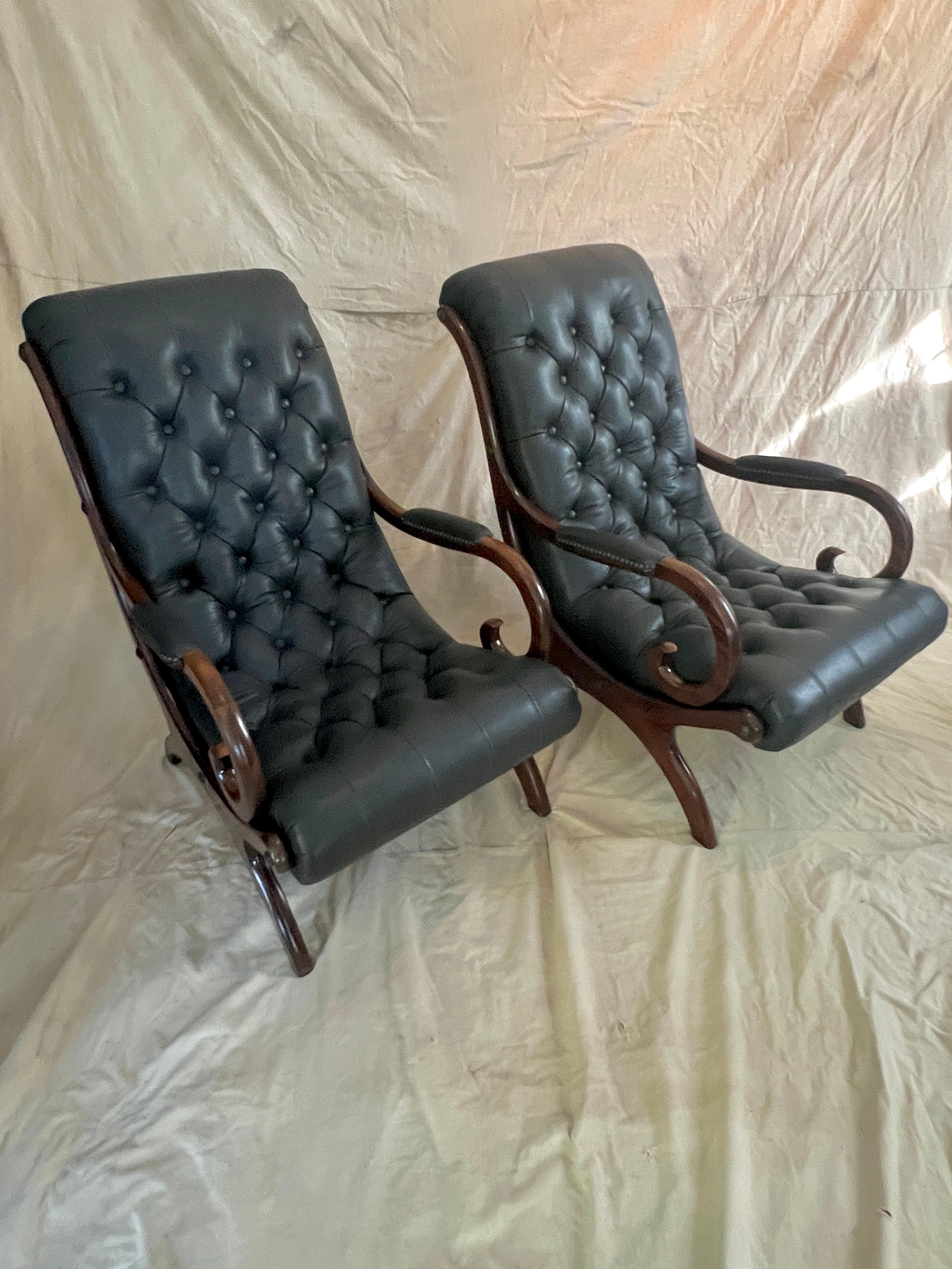 Paar englische Regency-Lolling-Stühle aus getuftetem grauem Leder im Angebot 5
