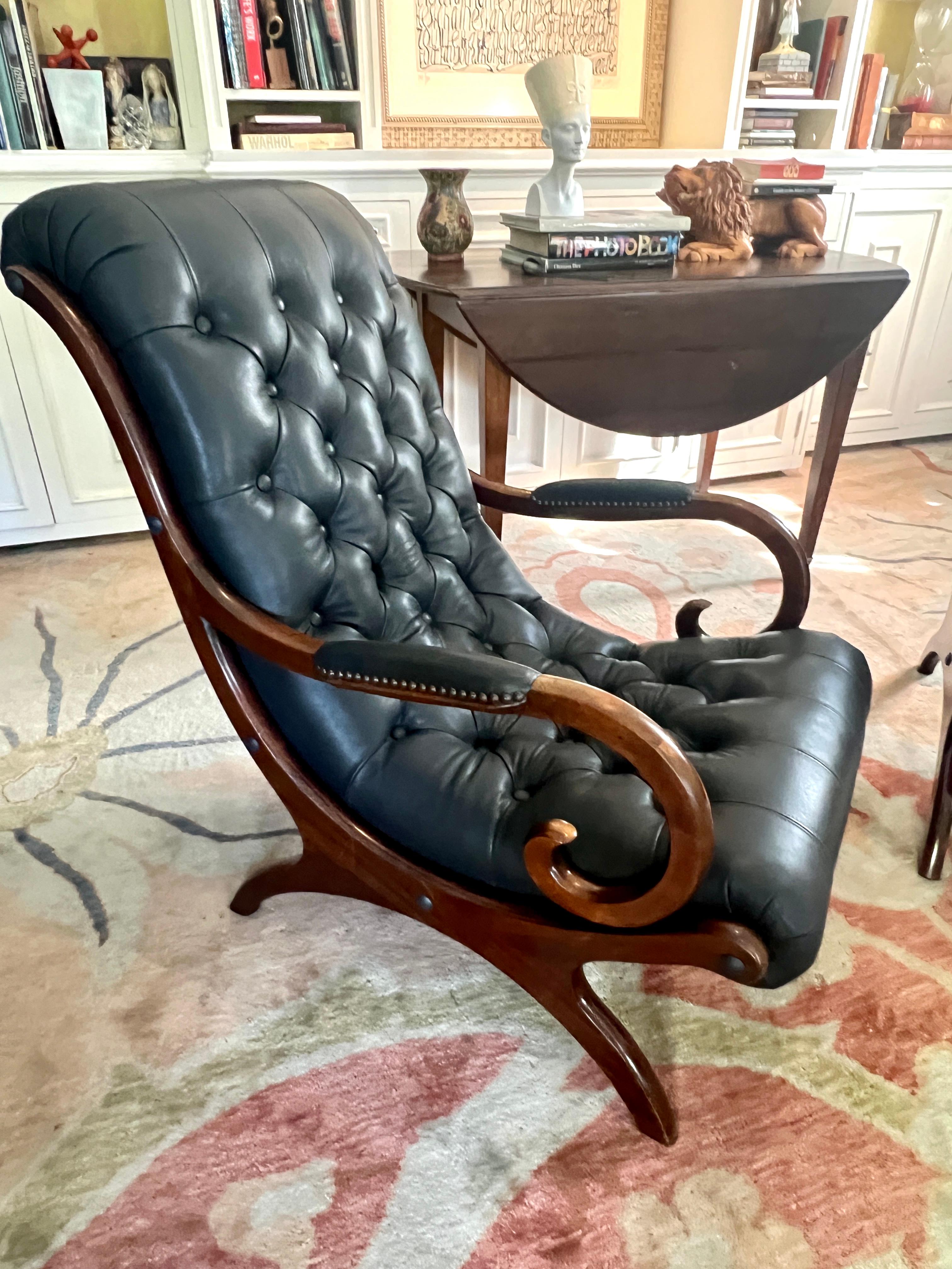 Paar englische Regency-Lolling-Stühle aus getuftetem grauem Leder im Zustand „Gut“ im Angebot in Los Angeles, CA