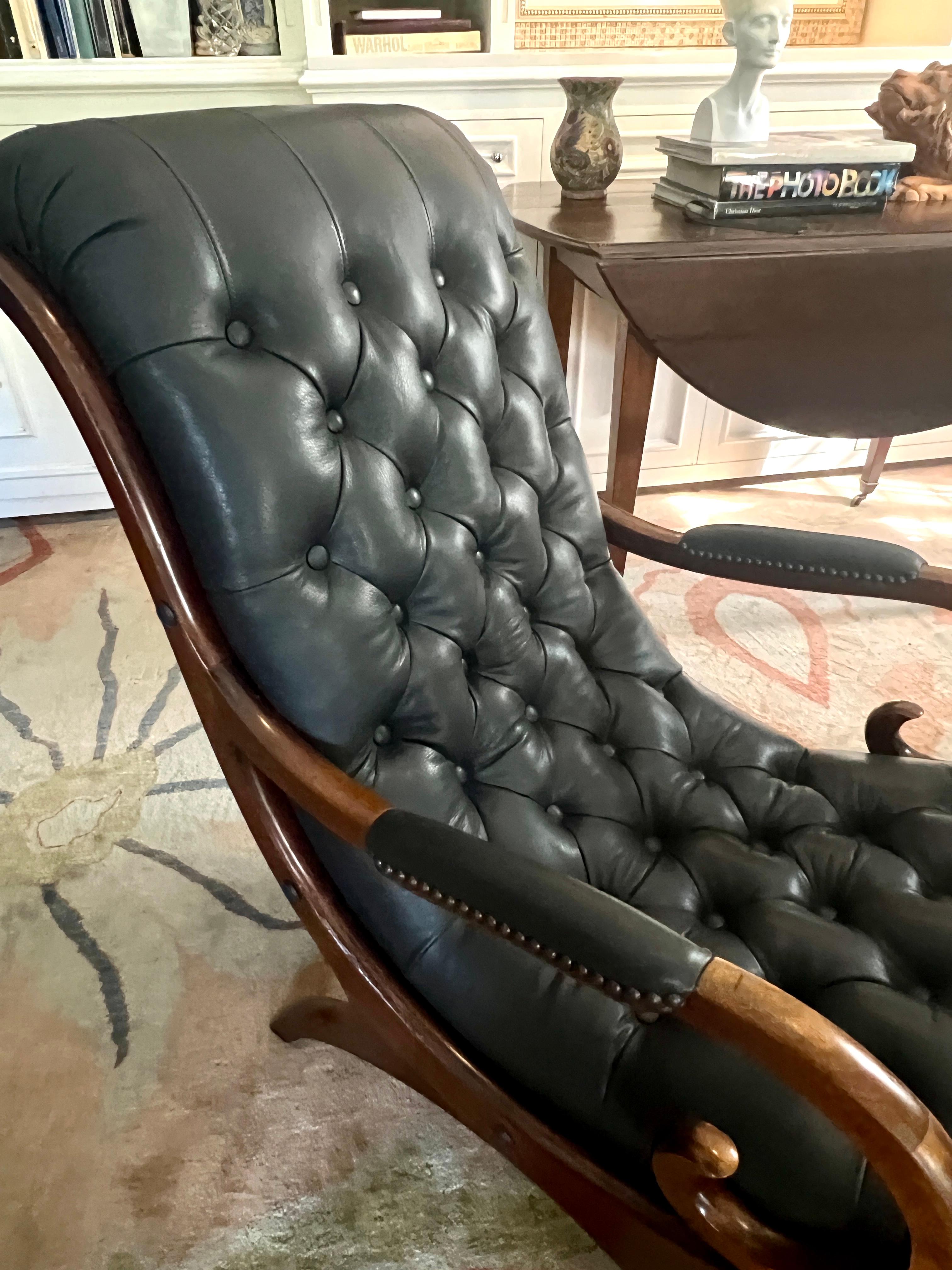Paar englische Regency-Lolling-Stühle aus getuftetem grauem Leder (20. Jahrhundert) im Angebot