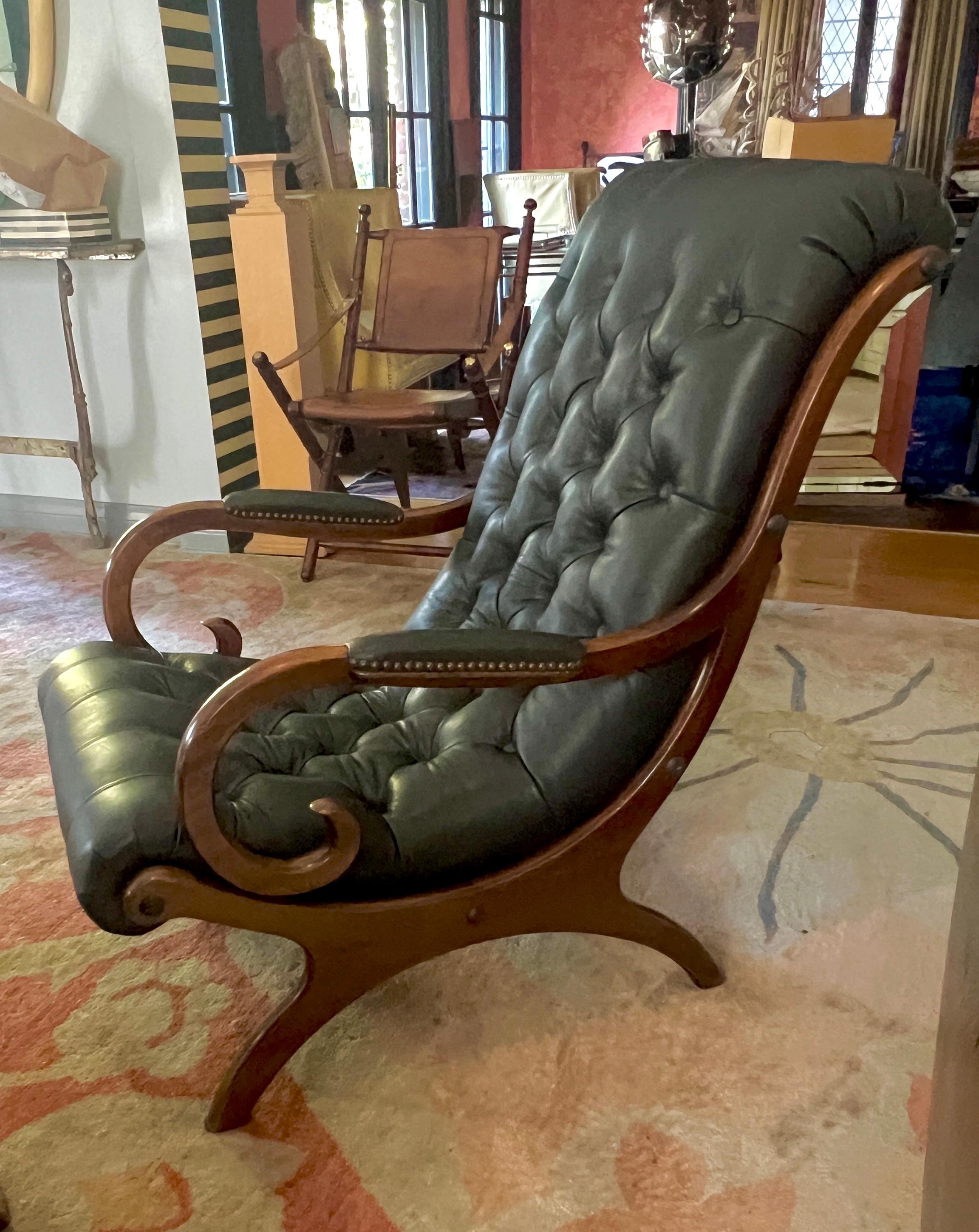 Paar englische Regency-Lolling-Stühle aus getuftetem grauem Leder im Angebot 2