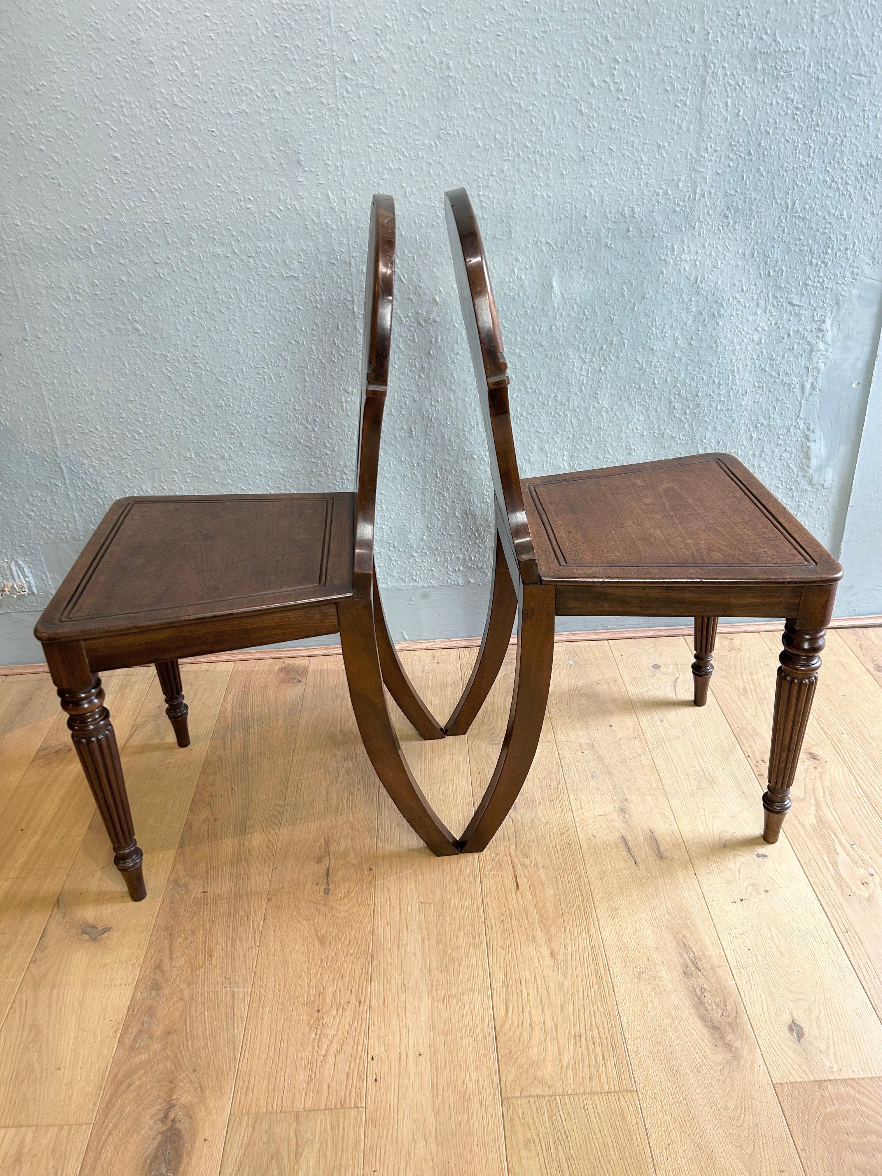 Pair of Gillows Regency hall chairs  In Good Condition For Sale In Sherborne, GB