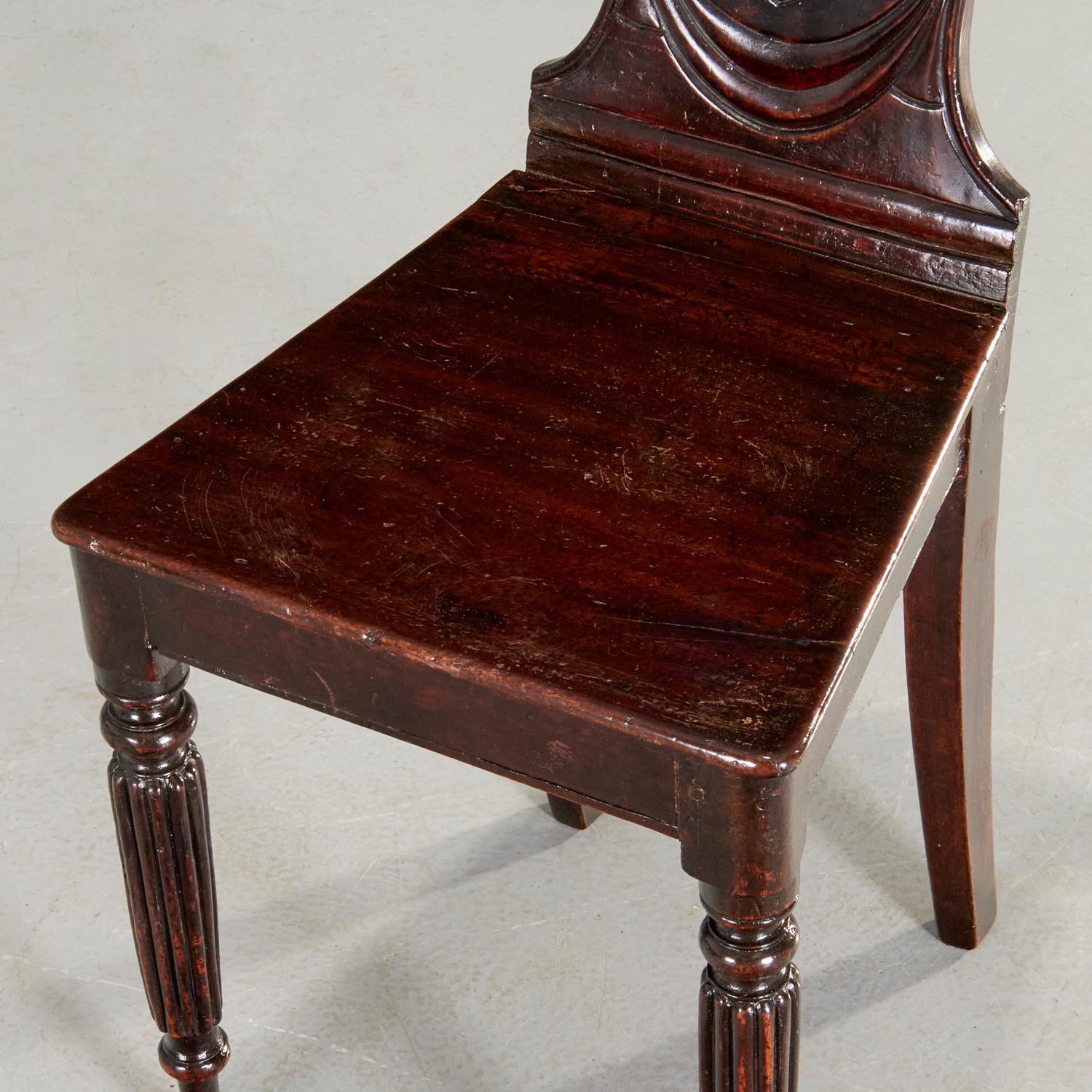 Sculpté à la main Paire de chaises de salon anglaises de style Régence en acajou en vente