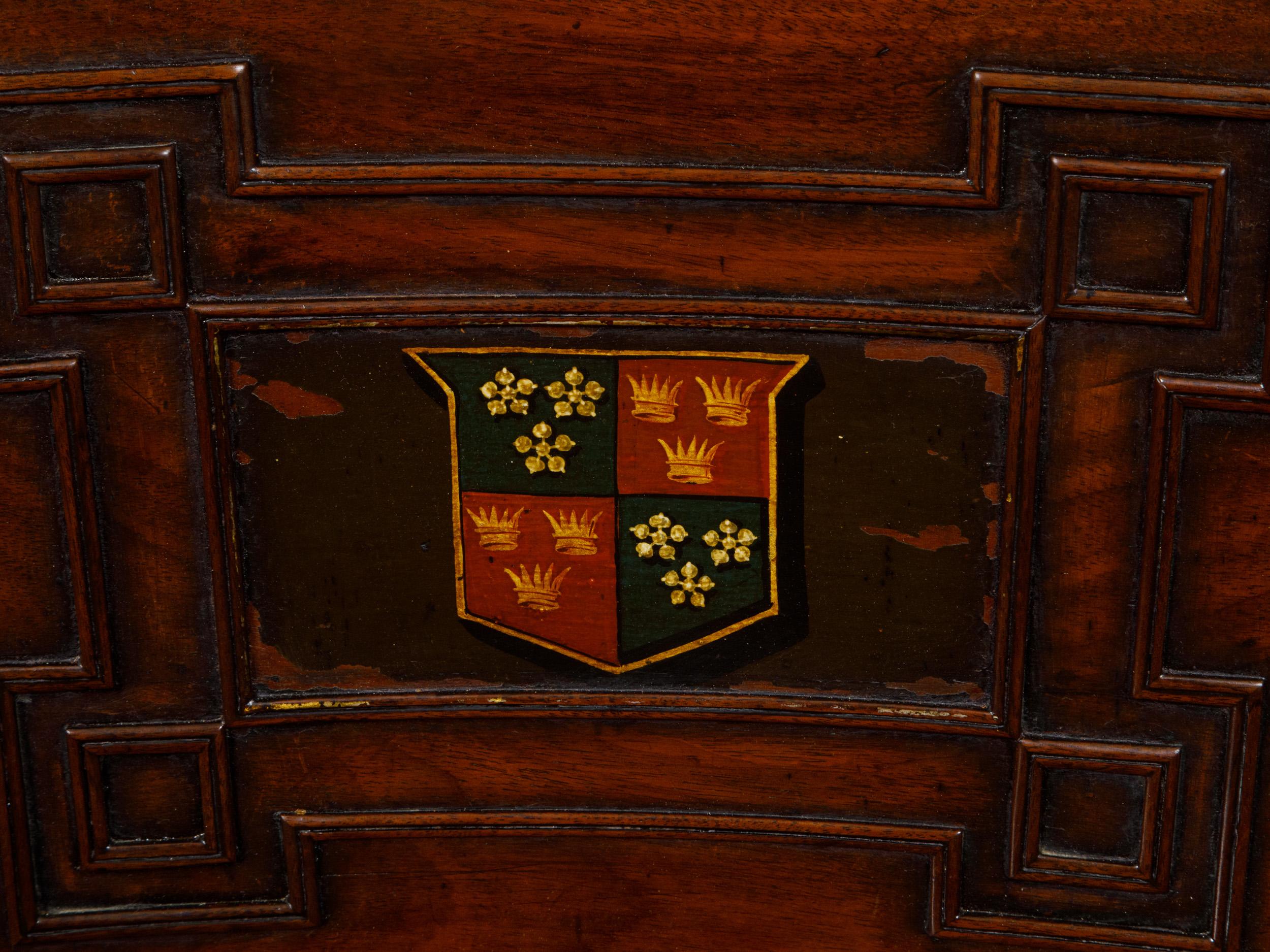Paar englische Regency-Mahagoni-Hallenstühle aus Mahagoni mit lackiertem Wappen im Angebot 5