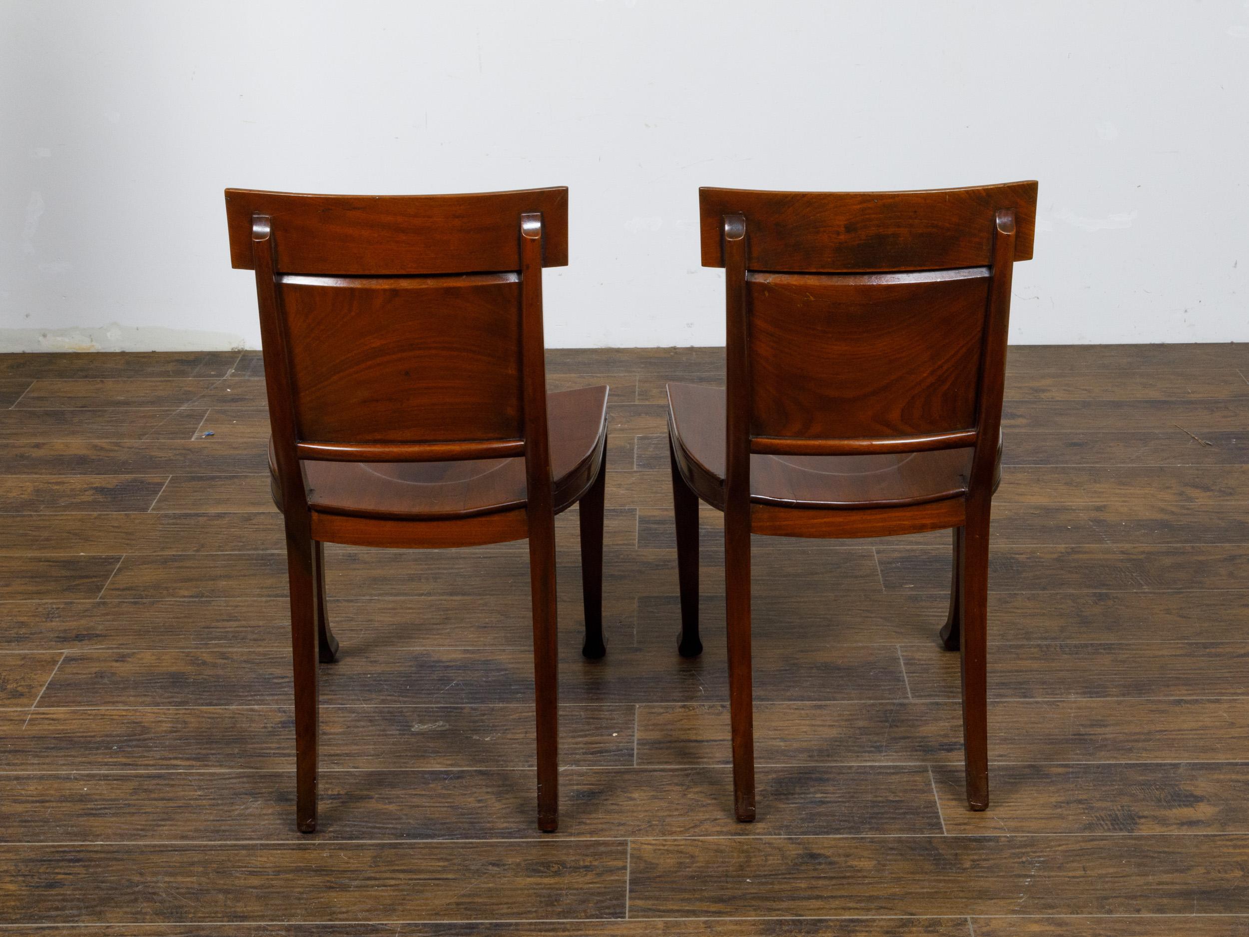 Pair of English Regency Mahogany Hall Chairs with Painted Coat of Arms In Good Condition For Sale In Atlanta, GA