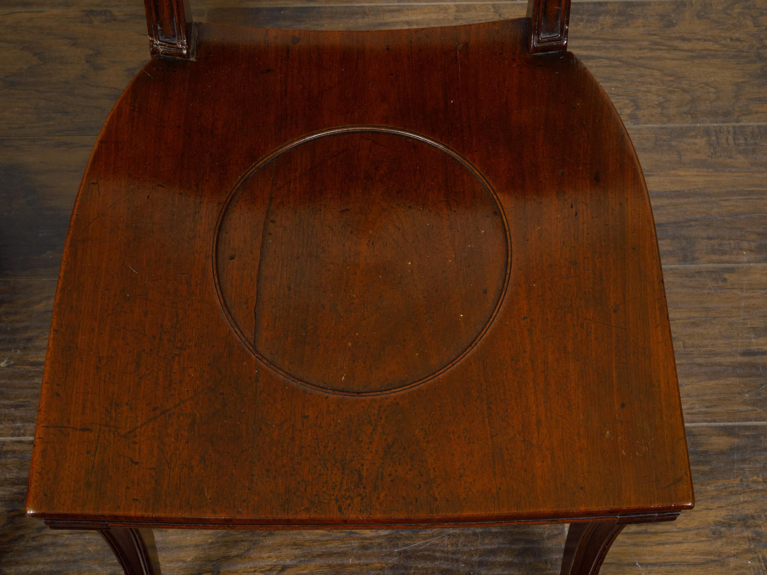 Paire de chaises de salon anglaises Regency en acajou avec accoudoirs peints en vente 1